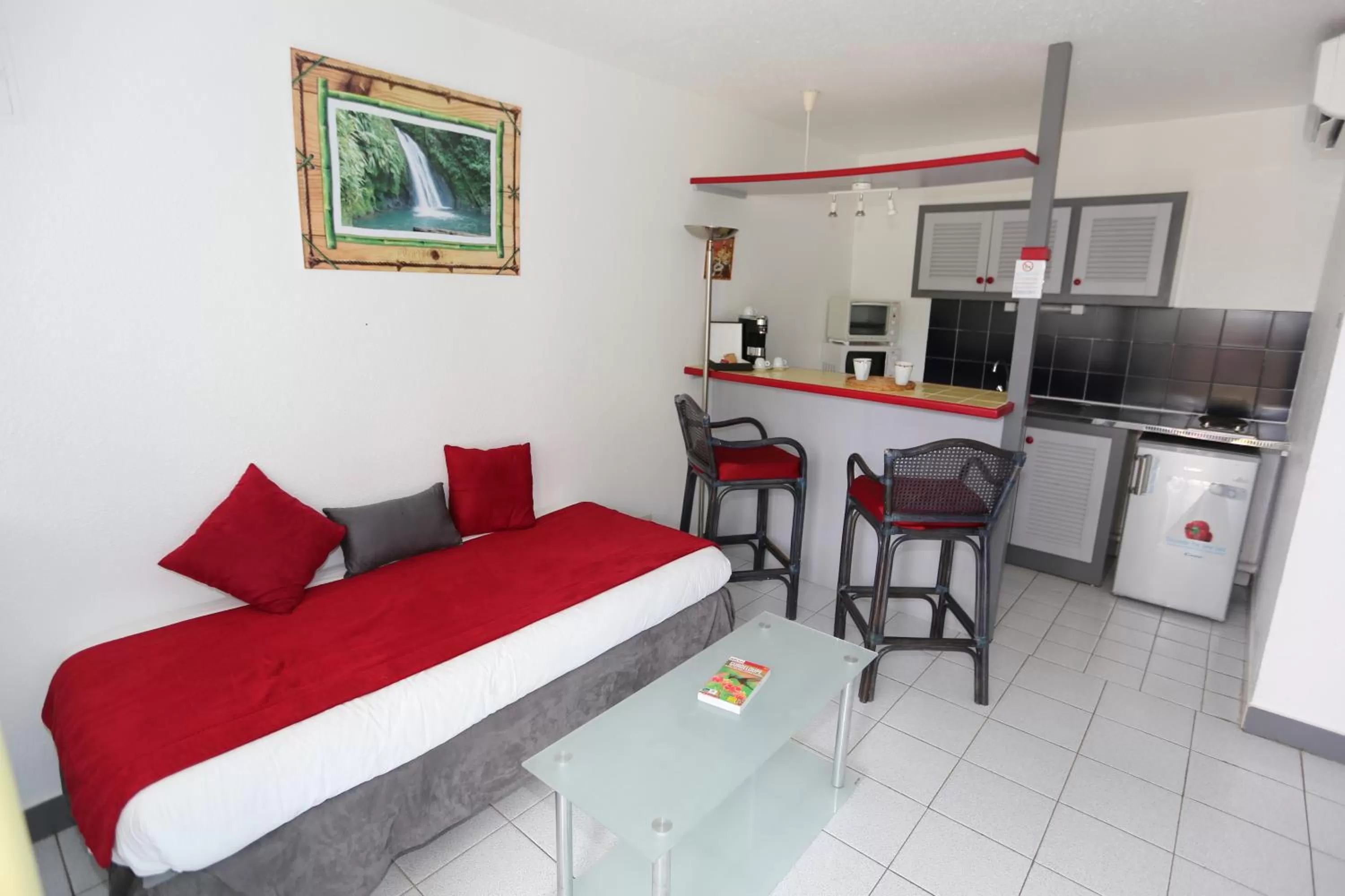 Kitchen or kitchenette, Bed in Hotel La Maison Creole