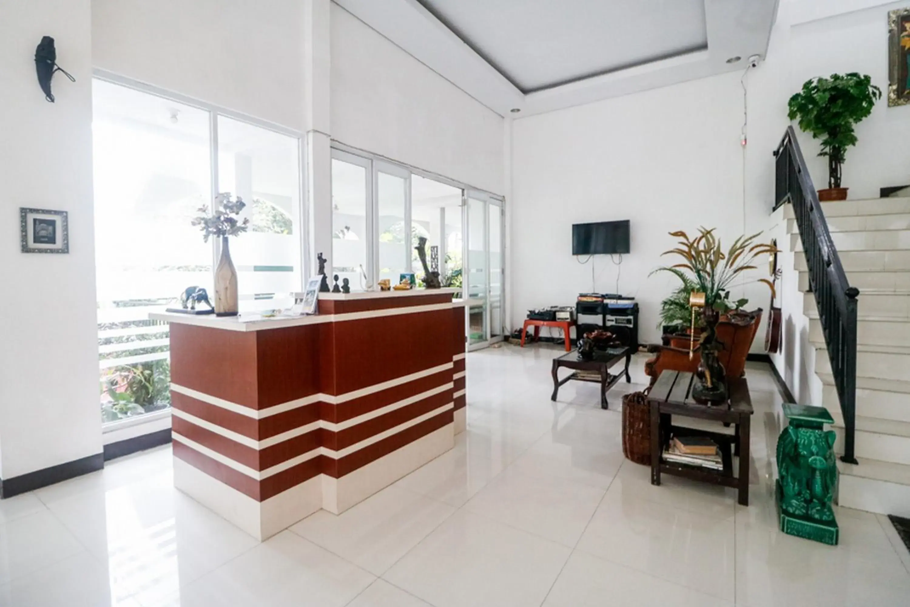 Lobby or reception, Lobby/Reception in RedDoorz Syariah @ Lampung Walk