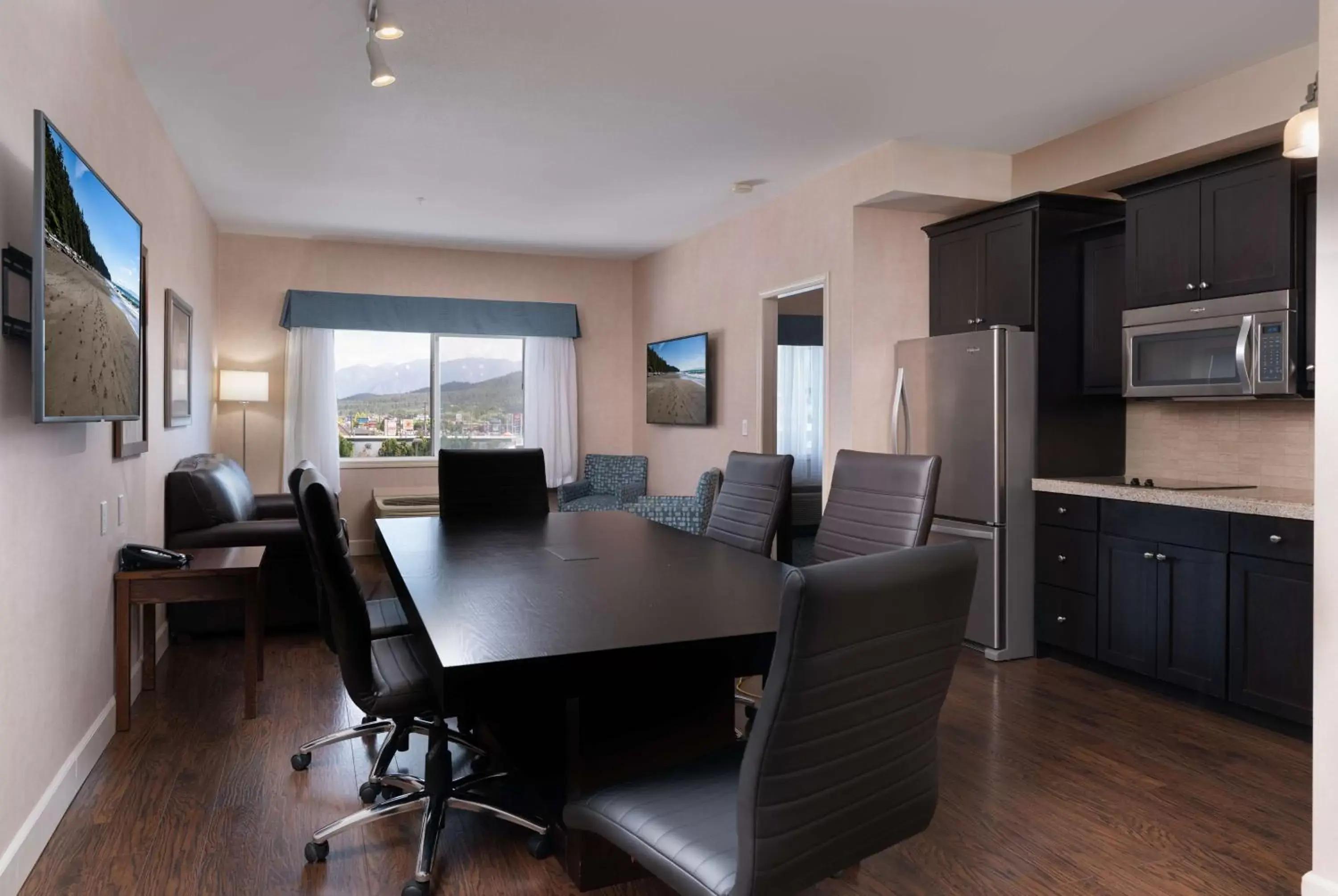 Photo of the whole room, Dining Area in Best Western Cranbrook Hotel