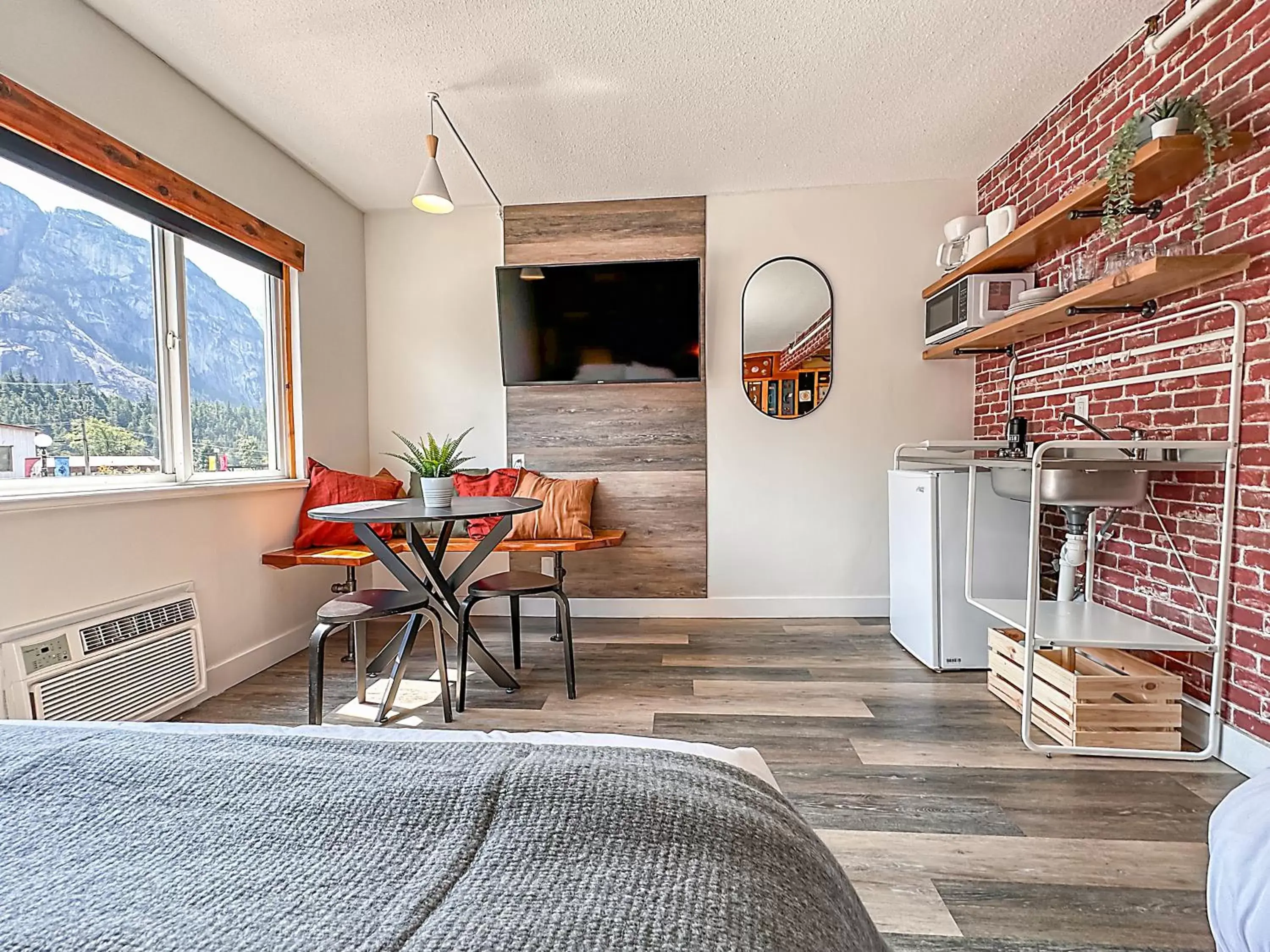 Kitchen or kitchenette, TV/Entertainment Center in Crash Hotel Squamish