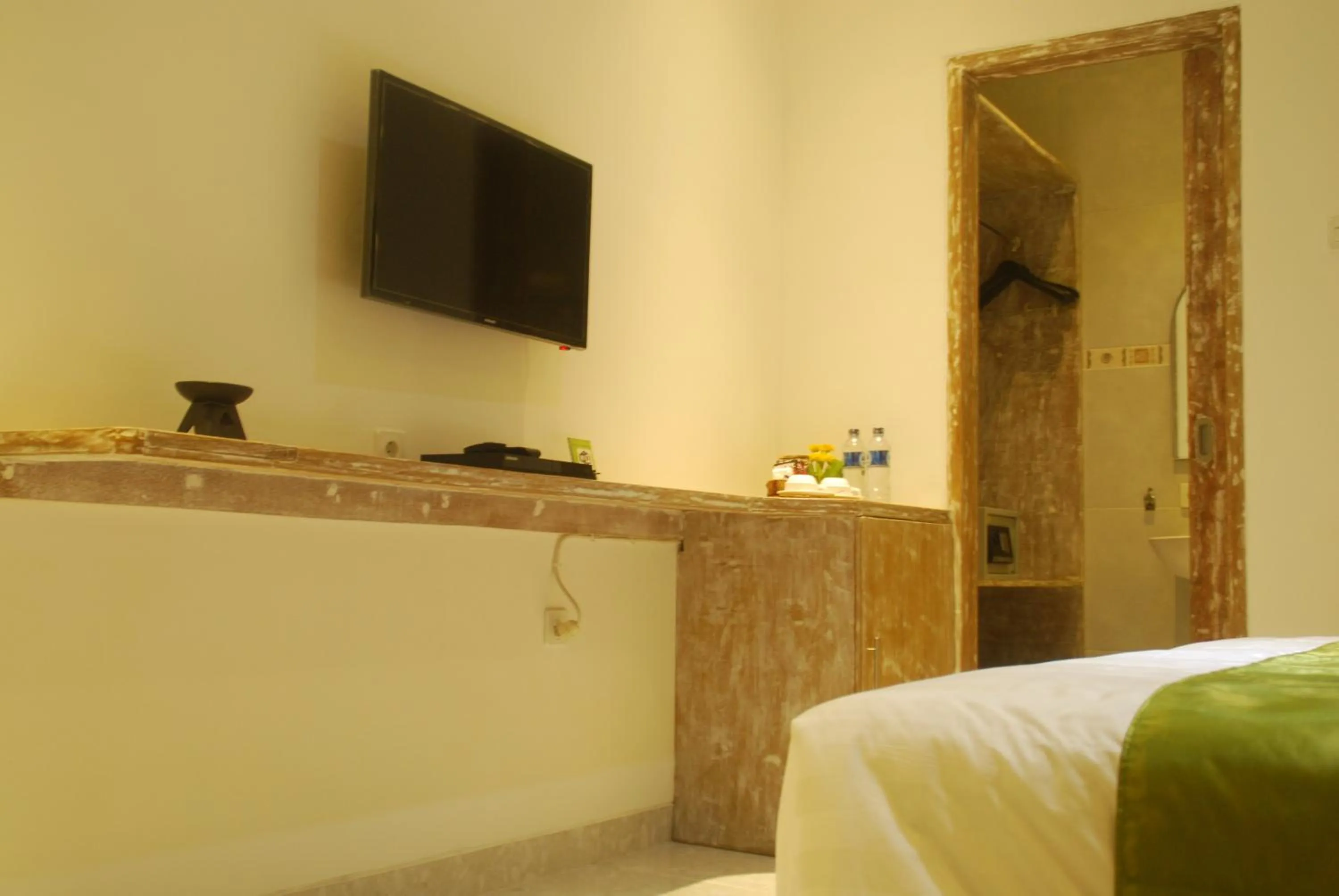 Photo of the whole room, Bed in Sugiras Living