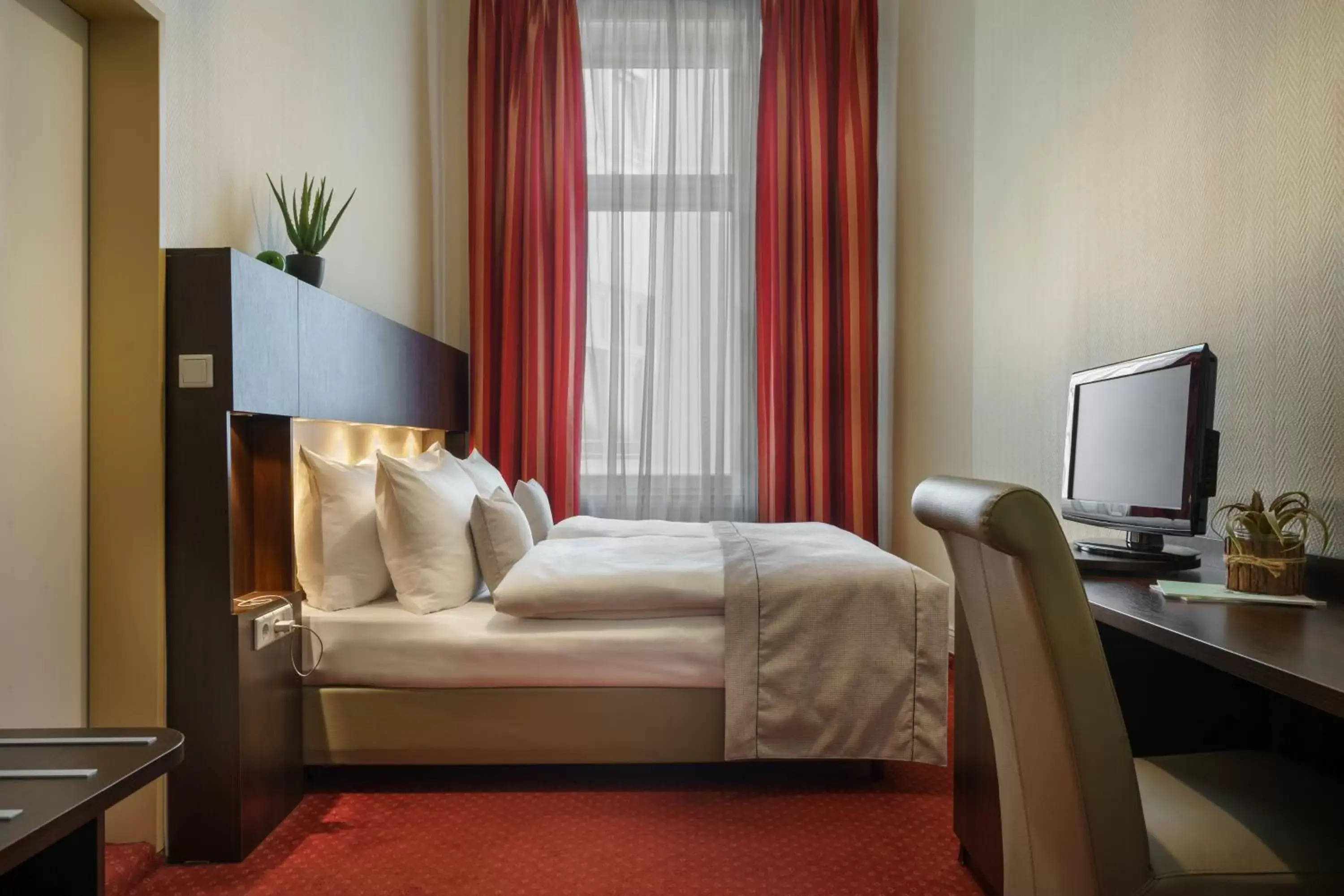 Photo of the whole room, Bed in Novum Hotel Graf Moltke Hamburg