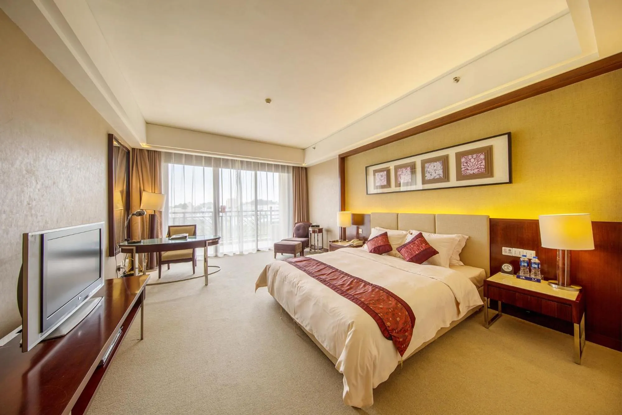 Photo of the whole room, Bed in Dongguan Richwood Garden Hotel