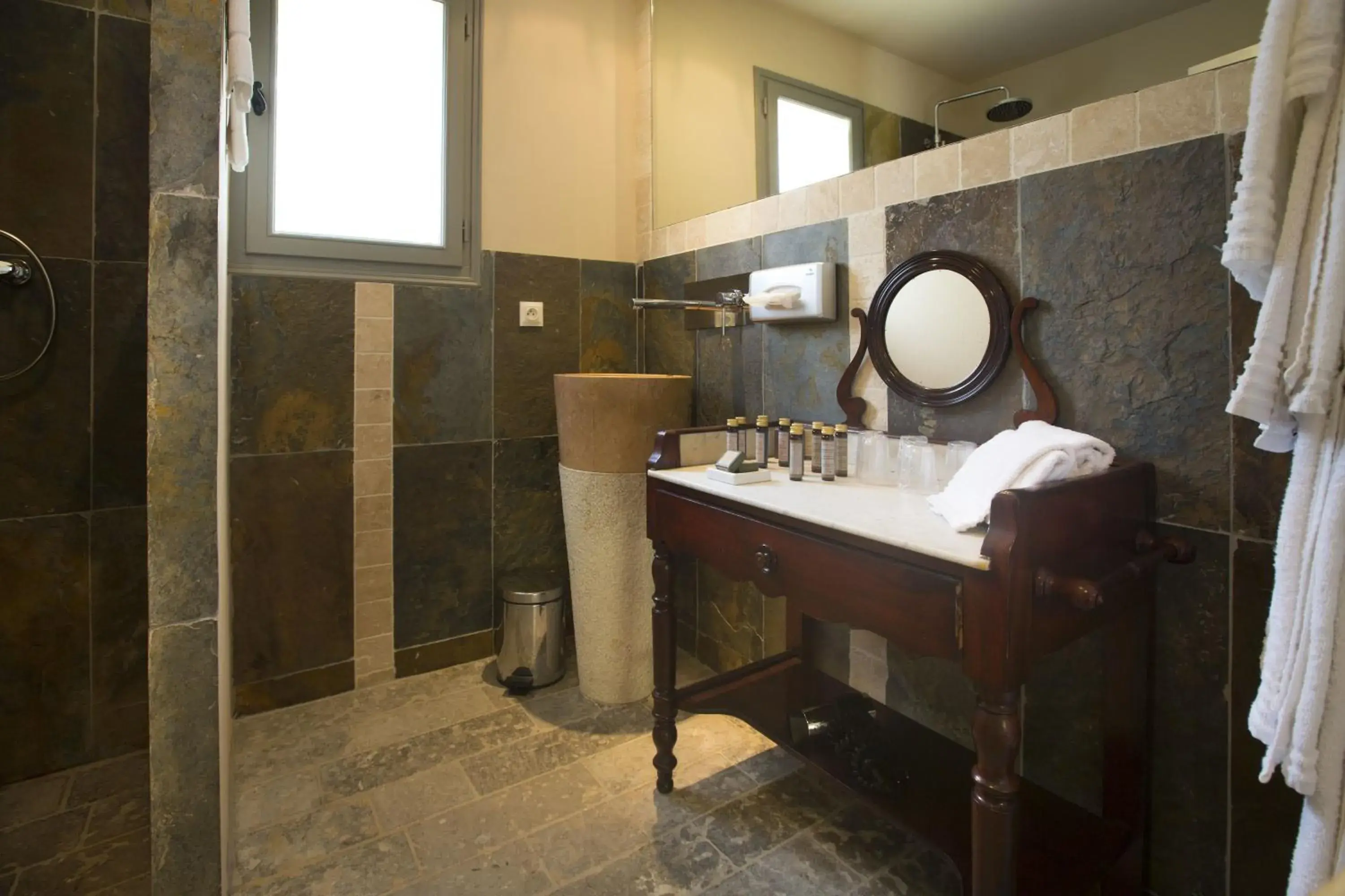 Decorative detail, Bathroom in Hôtel-Spa Le Saint Cirq