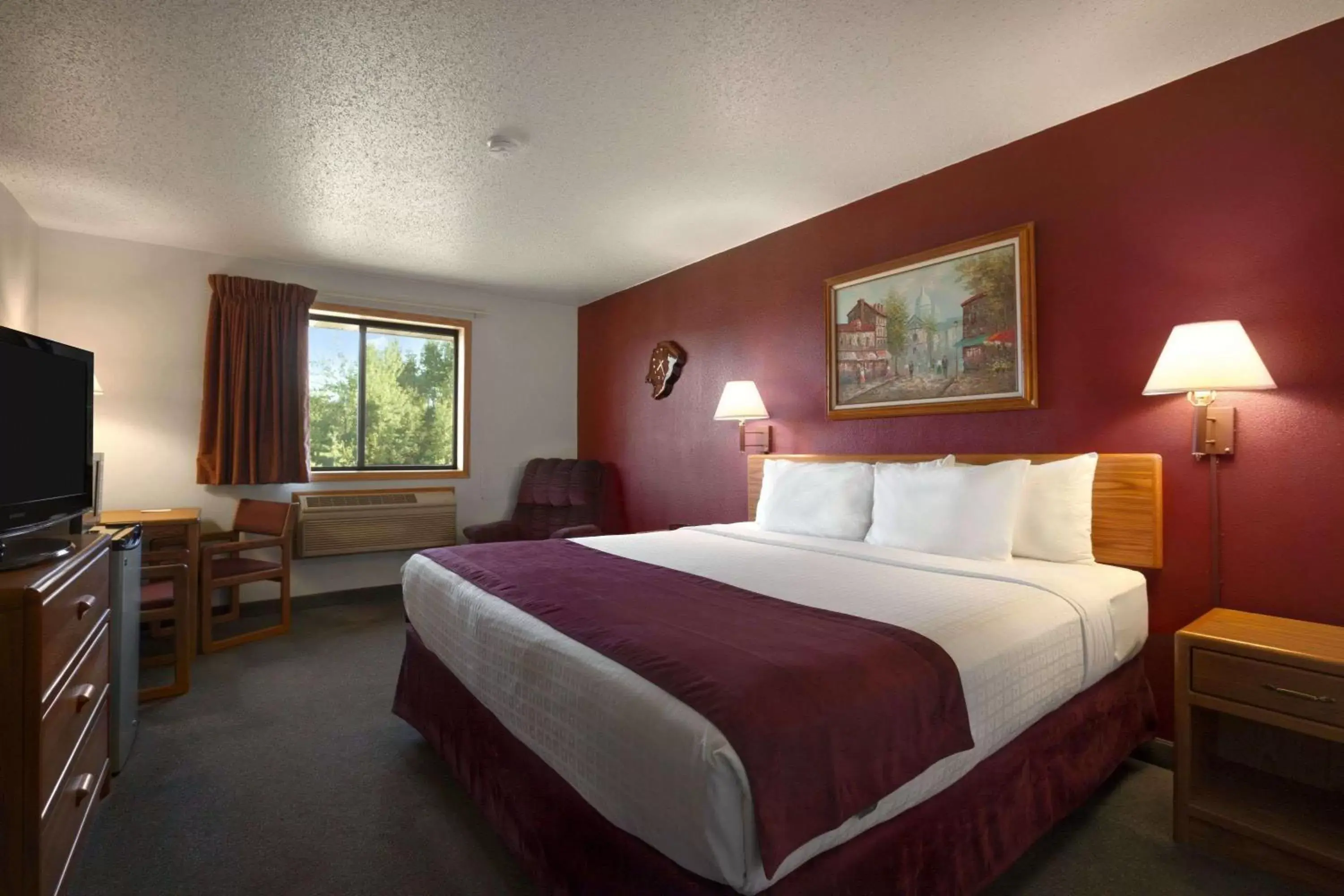 Photo of the whole room, Bed in Super 8 by Wyndham Eveleth
