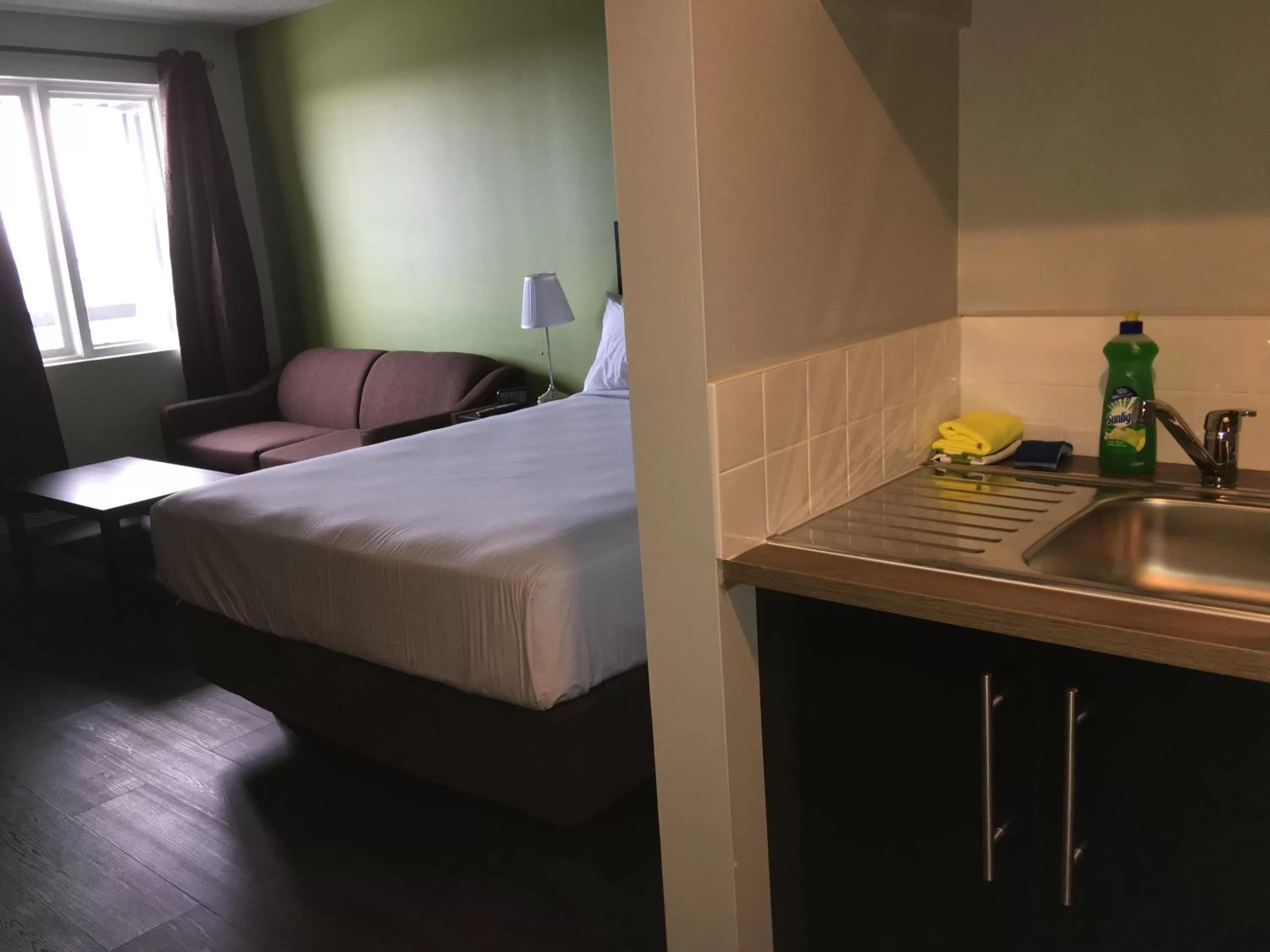Kitchen or kitchenette, Bed in Home Away Inn