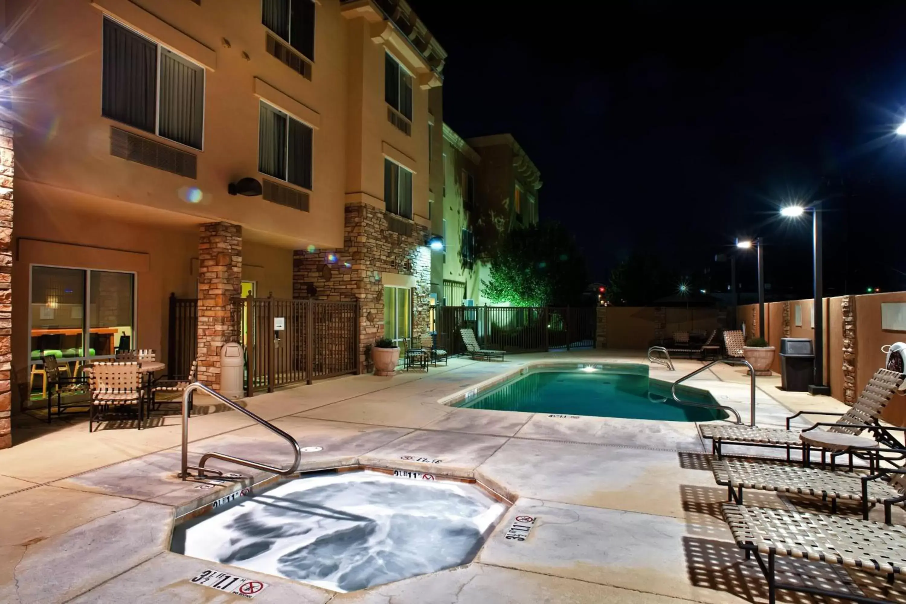 Property building, Swimming Pool in Fairfield Inn & Suites Roswell