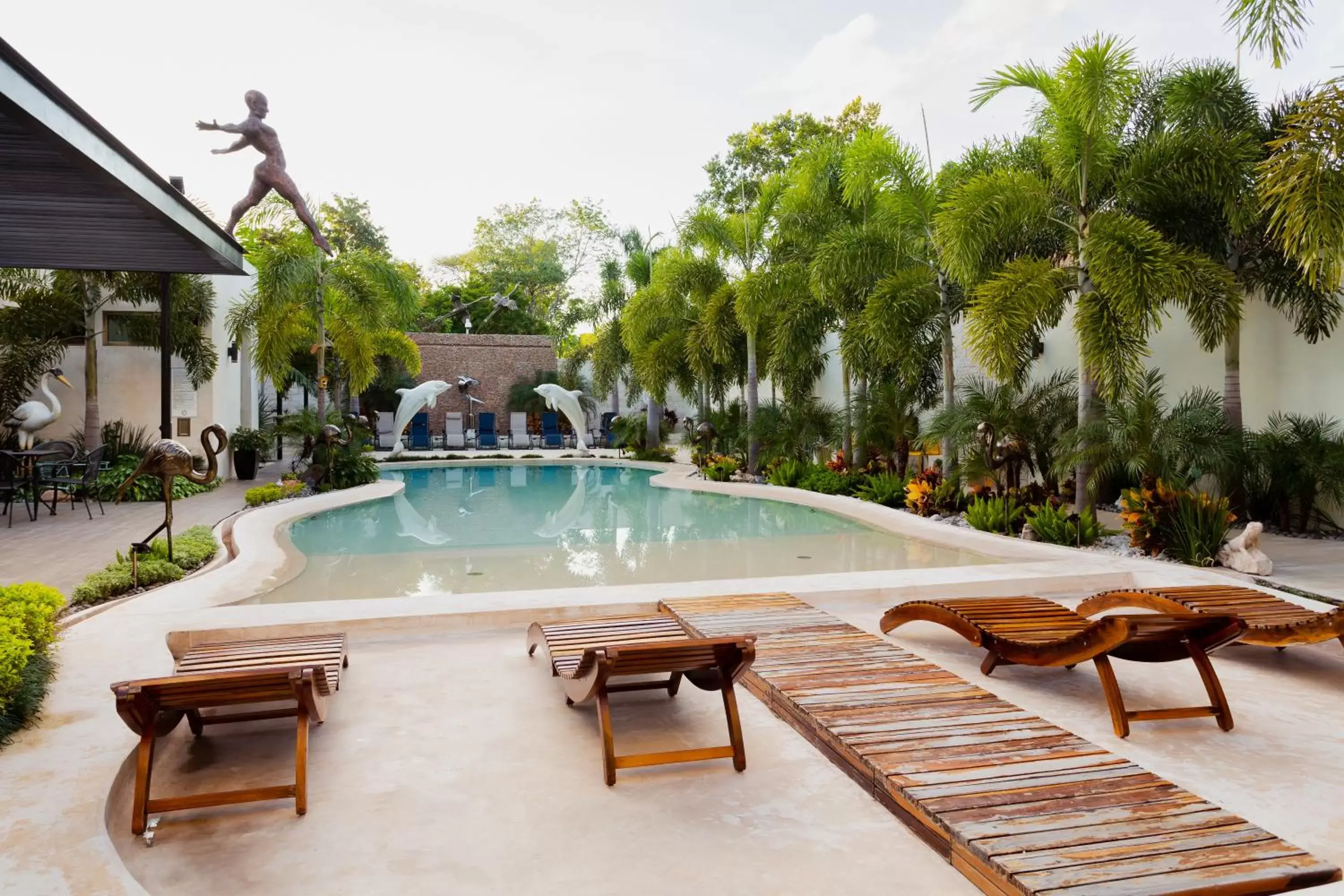 Swimming Pool in Hotel & Suites Country