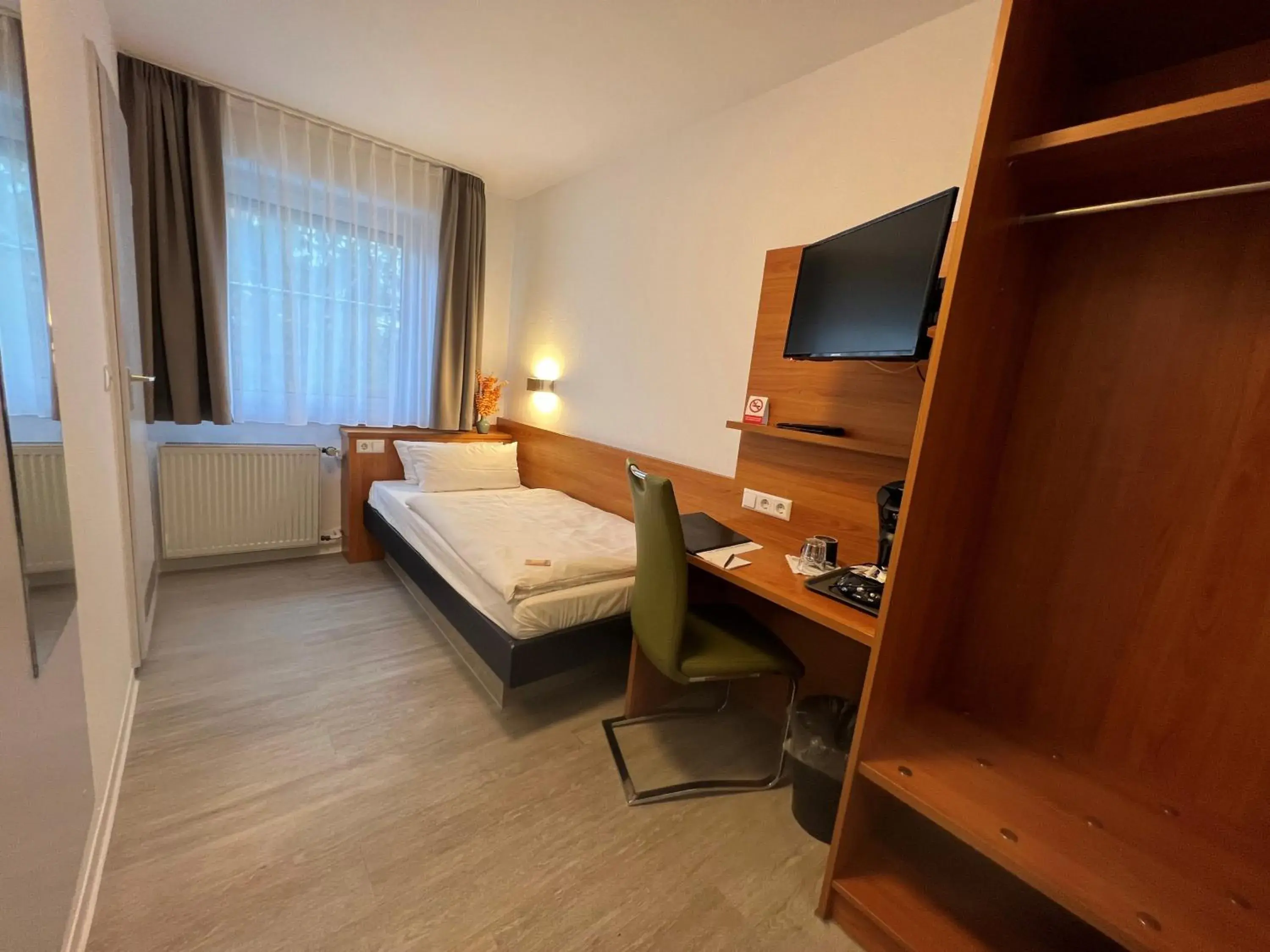 Bed, TV/Entertainment Center in Hotel Bitzer Superior Backnang City