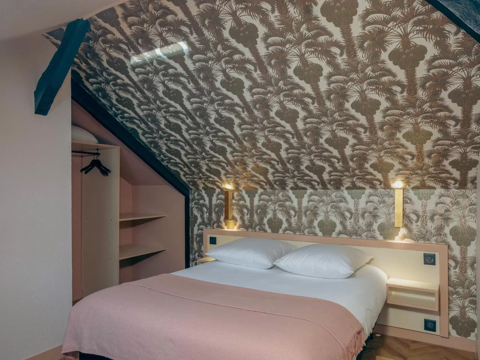 Bedroom, Bed in Hôtel Lanjuinais