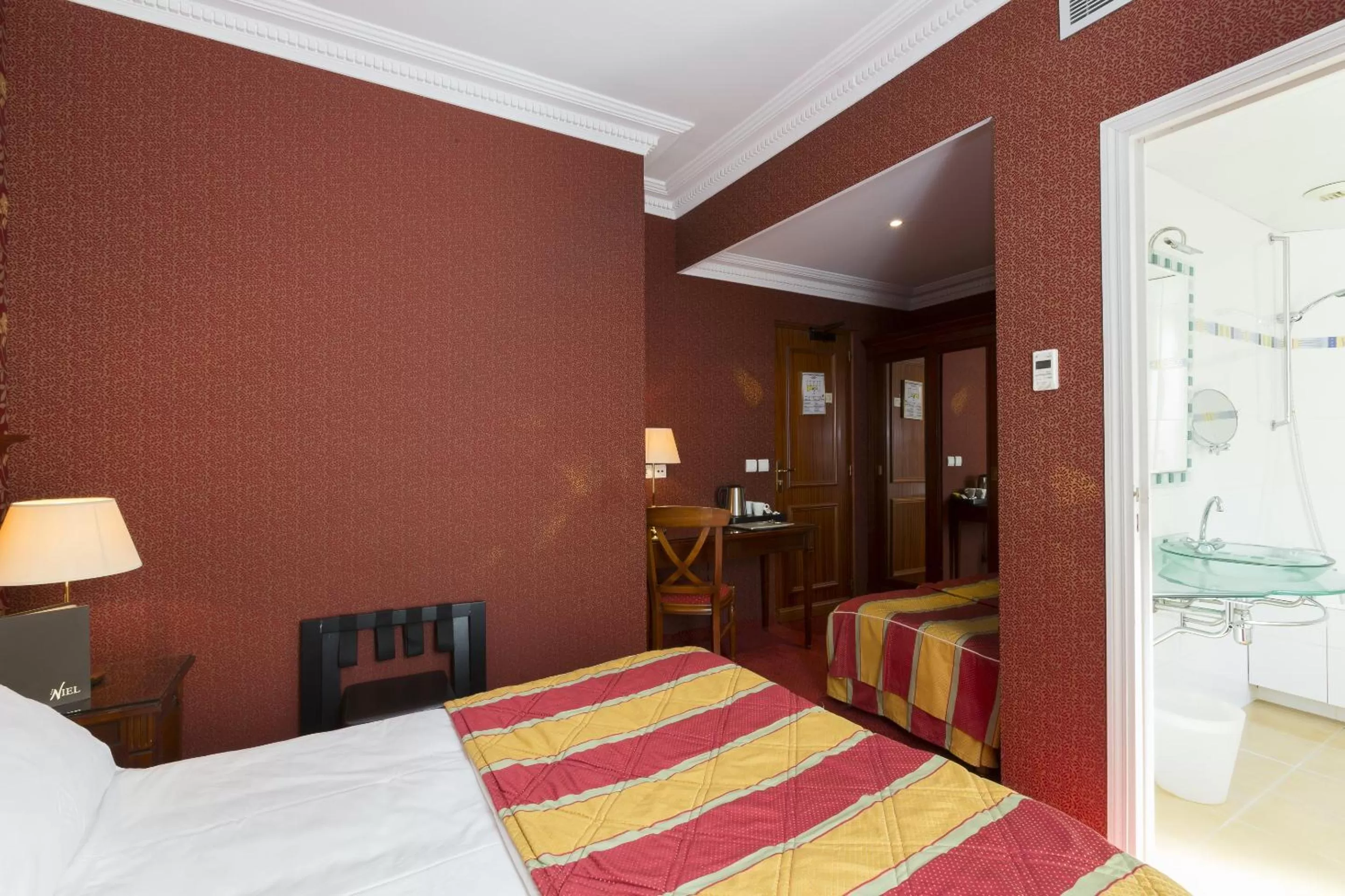 Bed in Elysees Niel Hotel