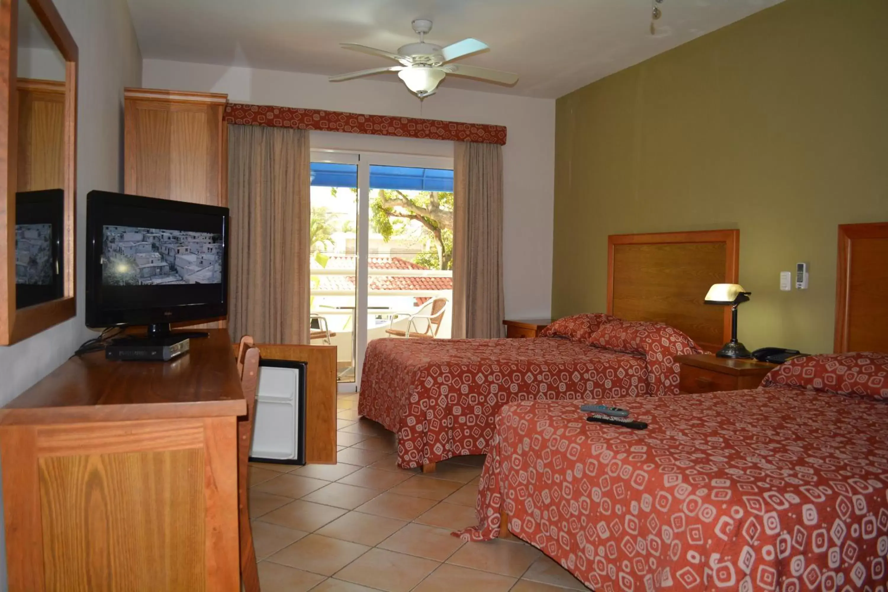 Photo of the whole room, Bed in New Garden Hotel