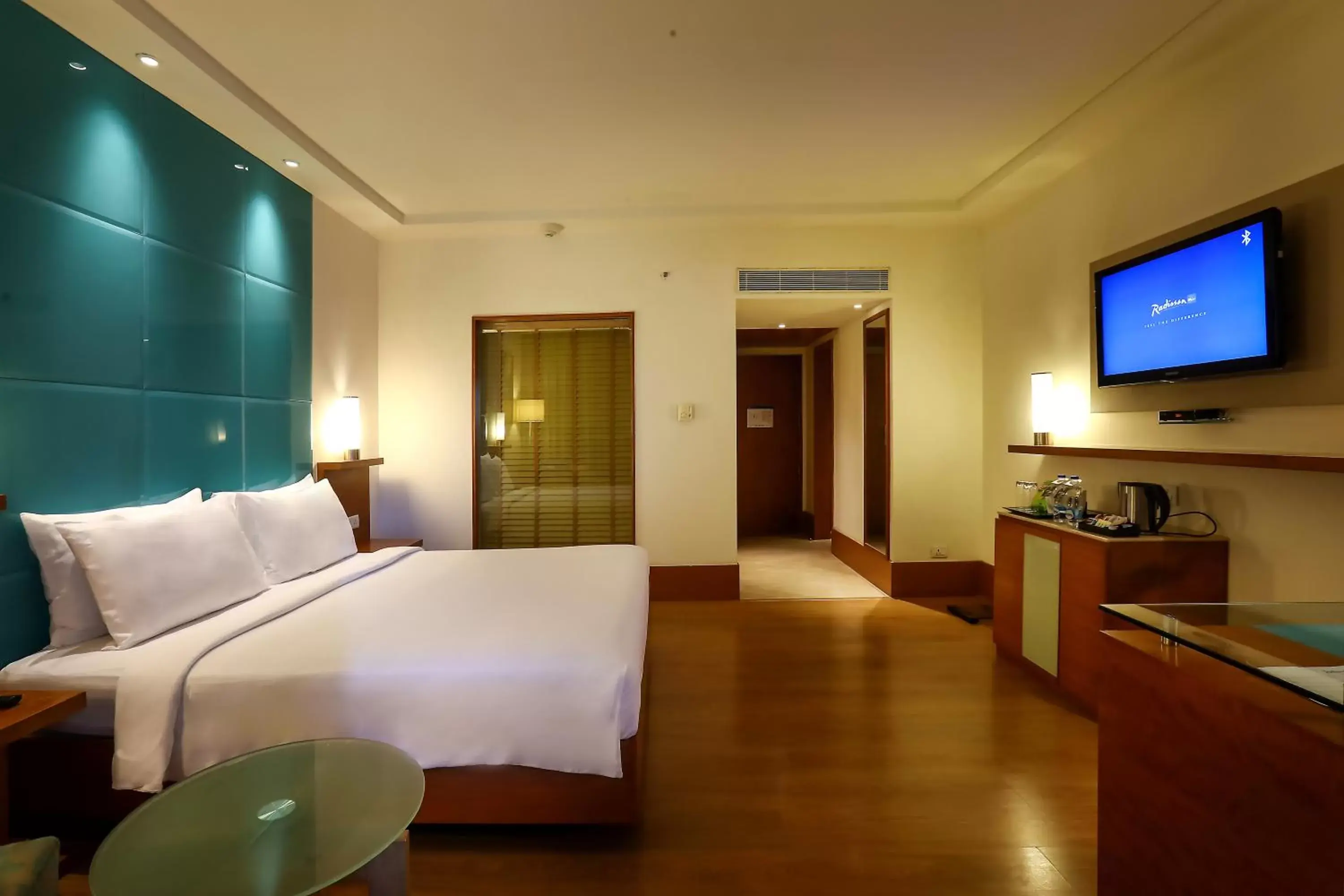 TV and multimedia, Bed in Radisson Blu Hotel Chennai City Centre