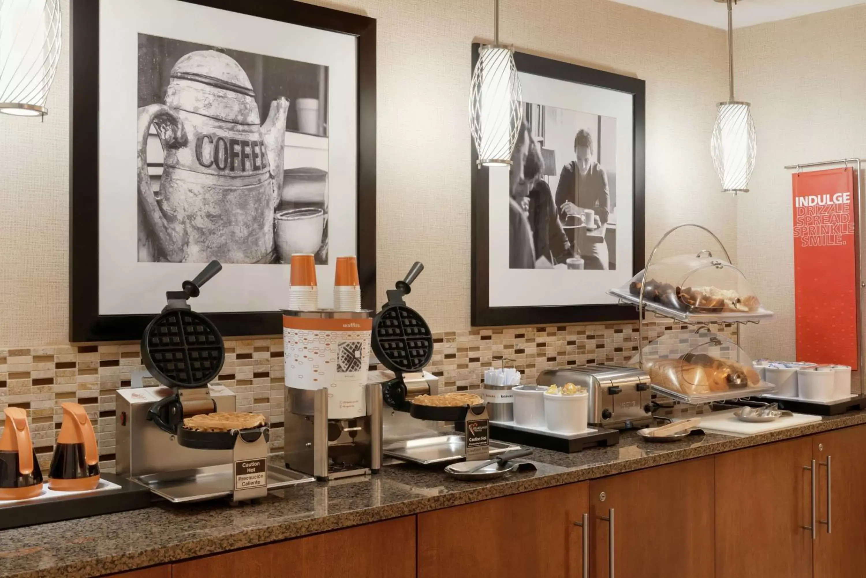 Dining area in Hampton Inn West Des Moines Lake Drive