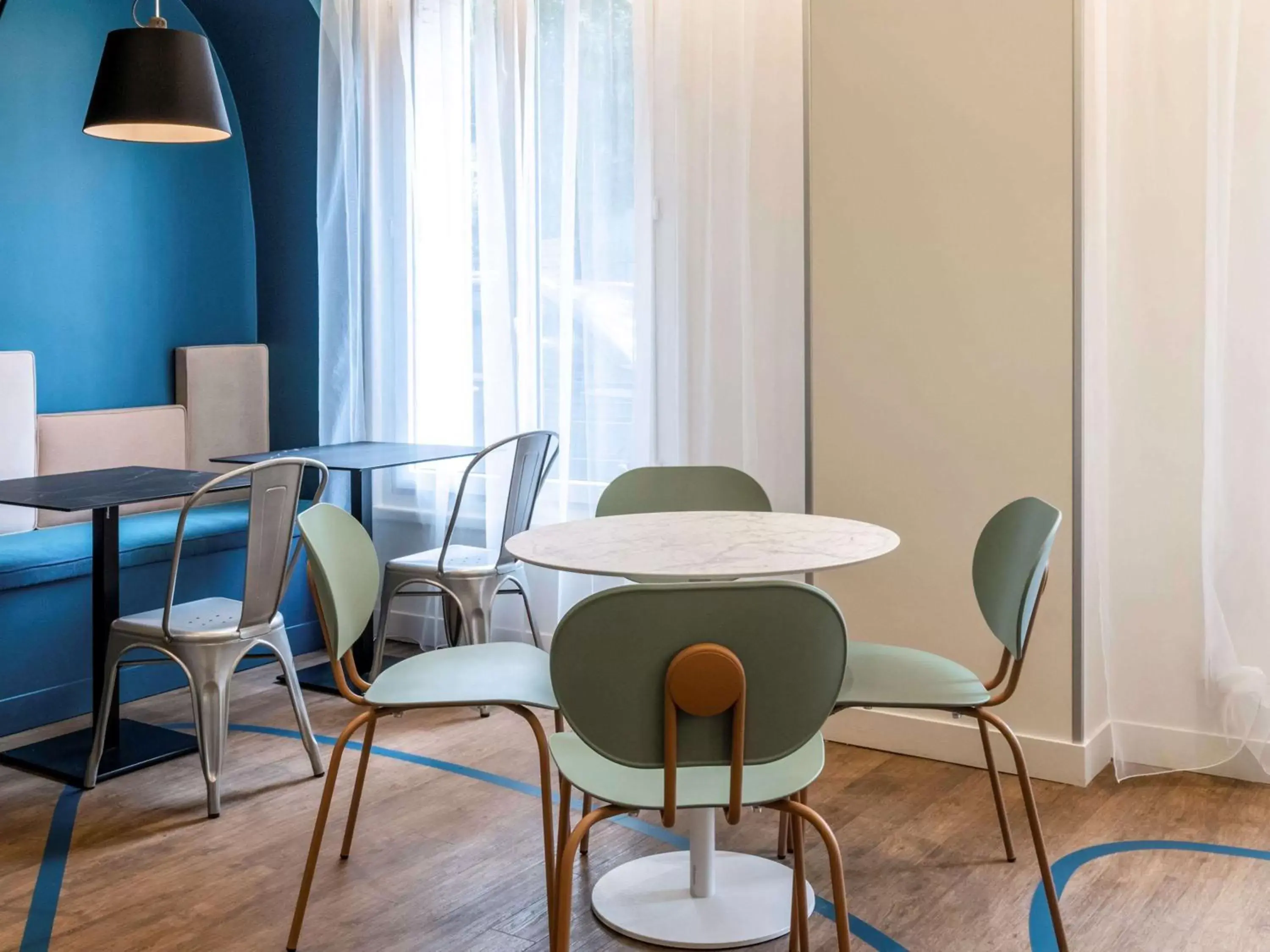 Lounge or bar, Dining Area in ibis Styles Asnieres Centre