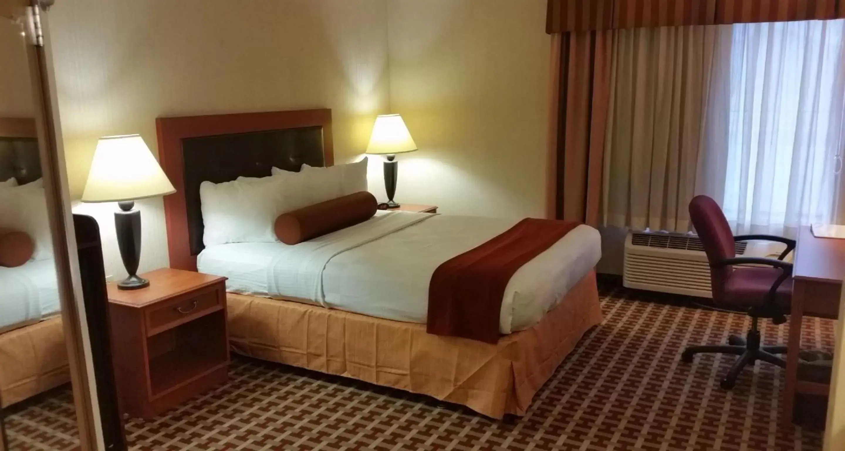 Photo of the whole room, Bed in Best Western Marion Hotel