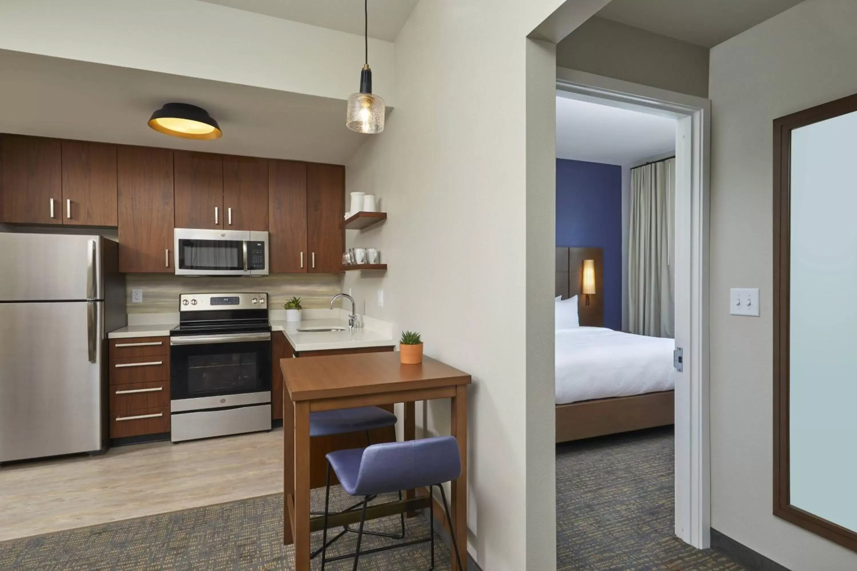 Bedroom, Kitchen/Kitchenette in Residence Inn by Marriott Oahu Kapolei