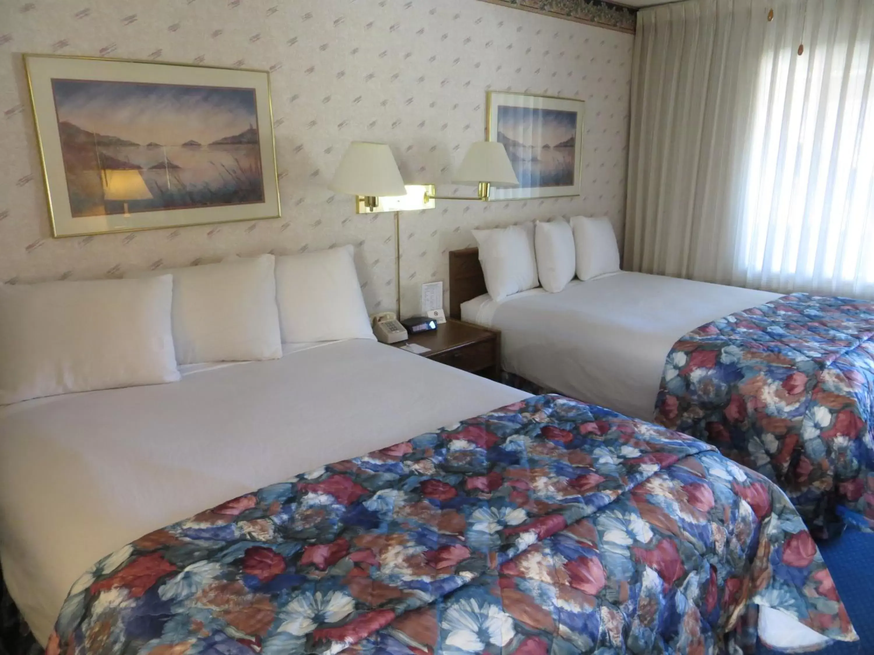 Bed in Americas Best Value Inn Tahoe City