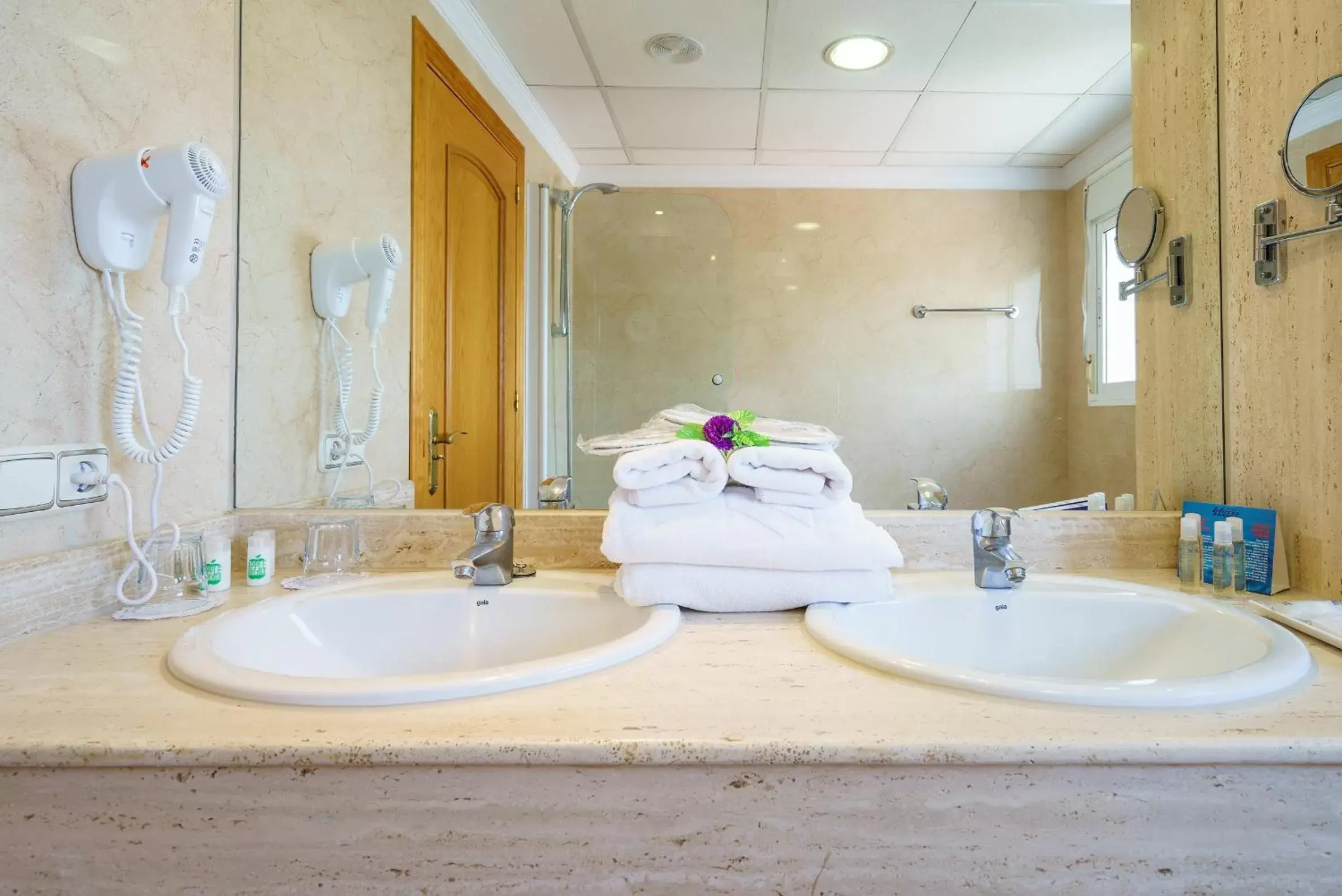 Bathroom in Hotel Isabel