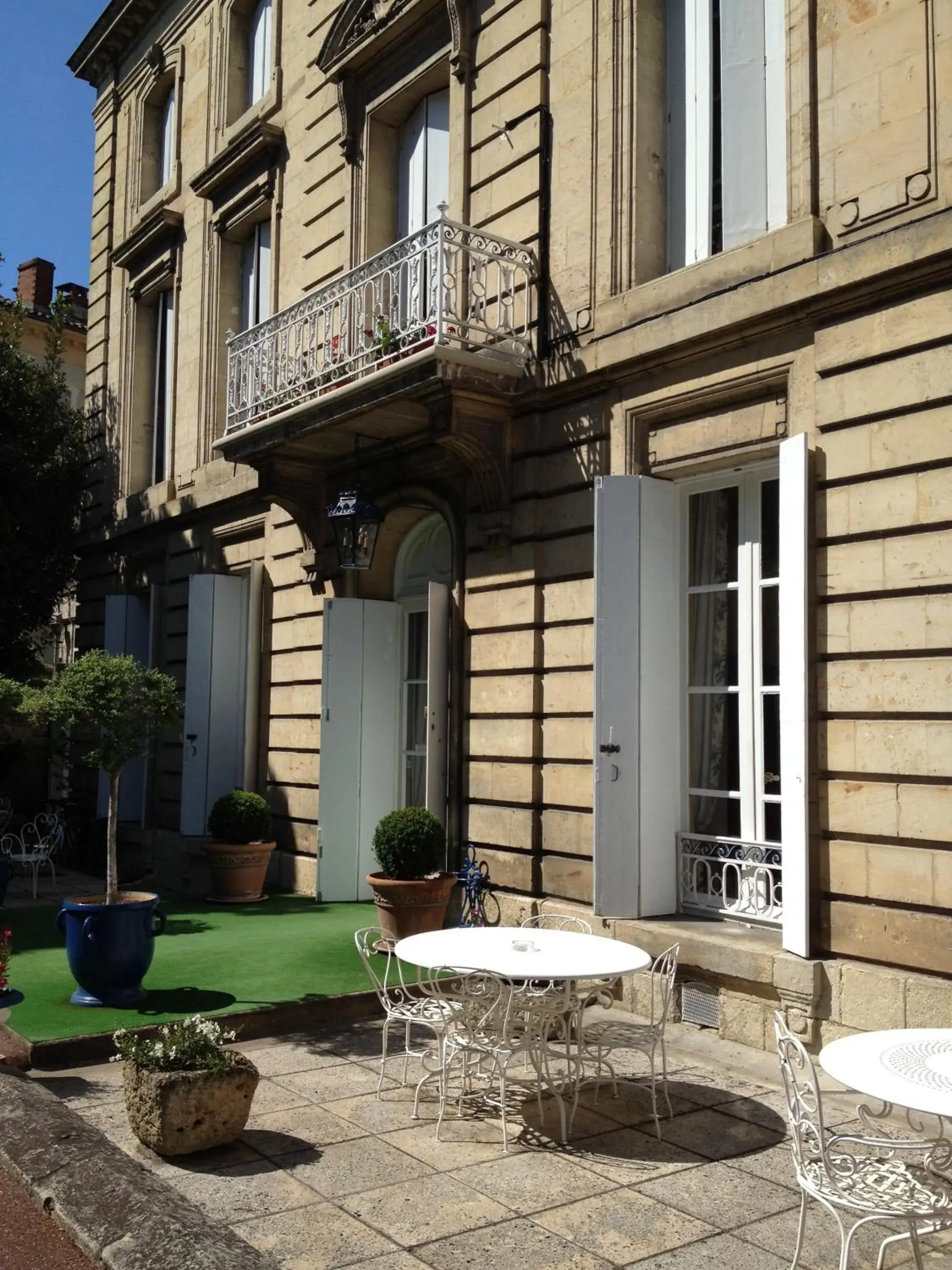 Patio, Property Building in Hôtel Château des Jacobins