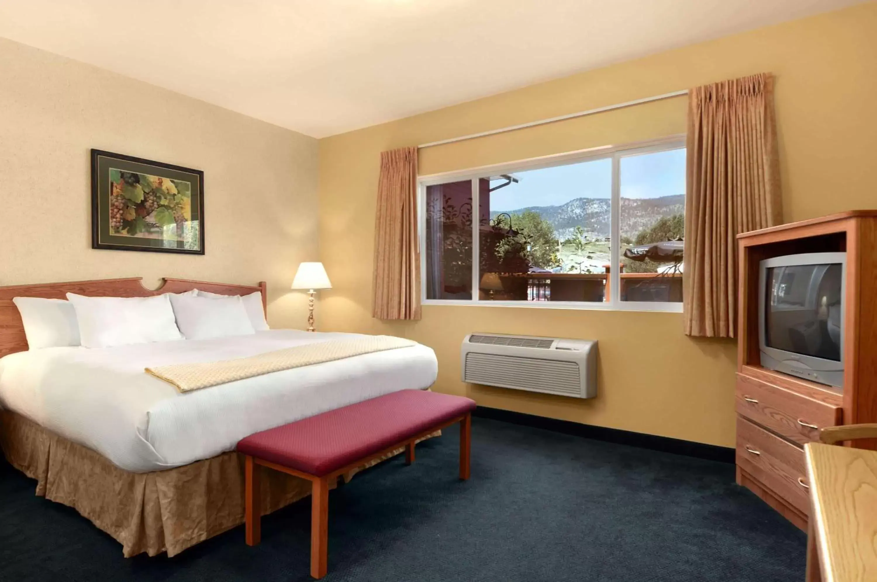 Photo of the whole room, Bed in Days Inn by Wyndham Penticton Conference Centre