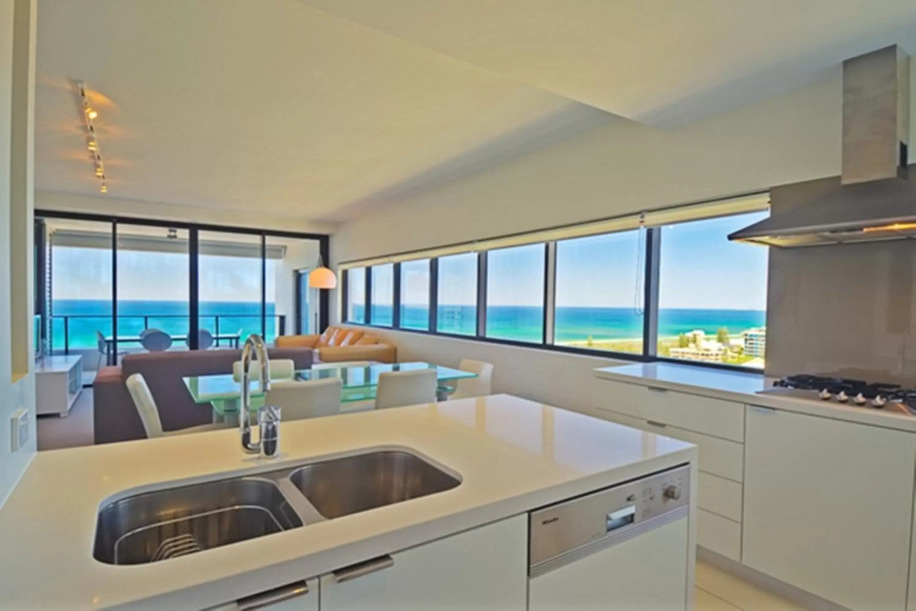 Living room, Kitchen/Kitchenette in Ultra Broadbeach