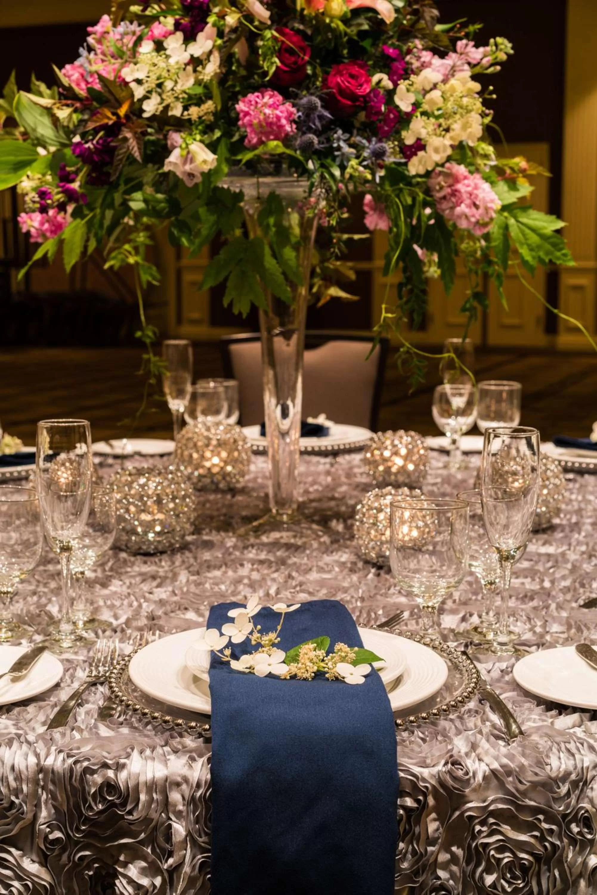 Dining area in The Saratoga Hilton
