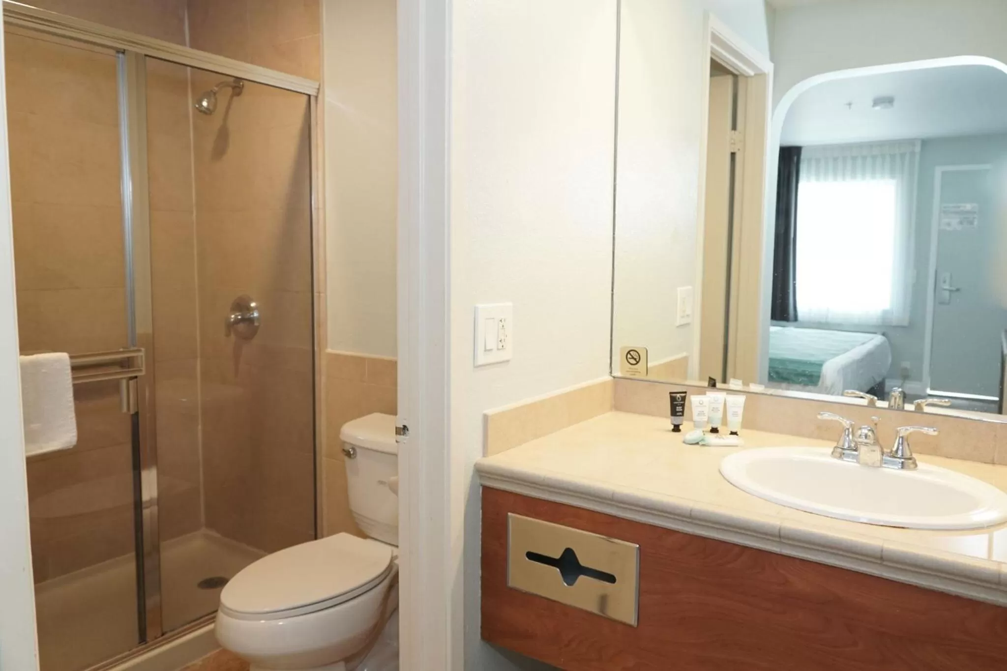 Shower in Riverleaf Inn Mission Valley