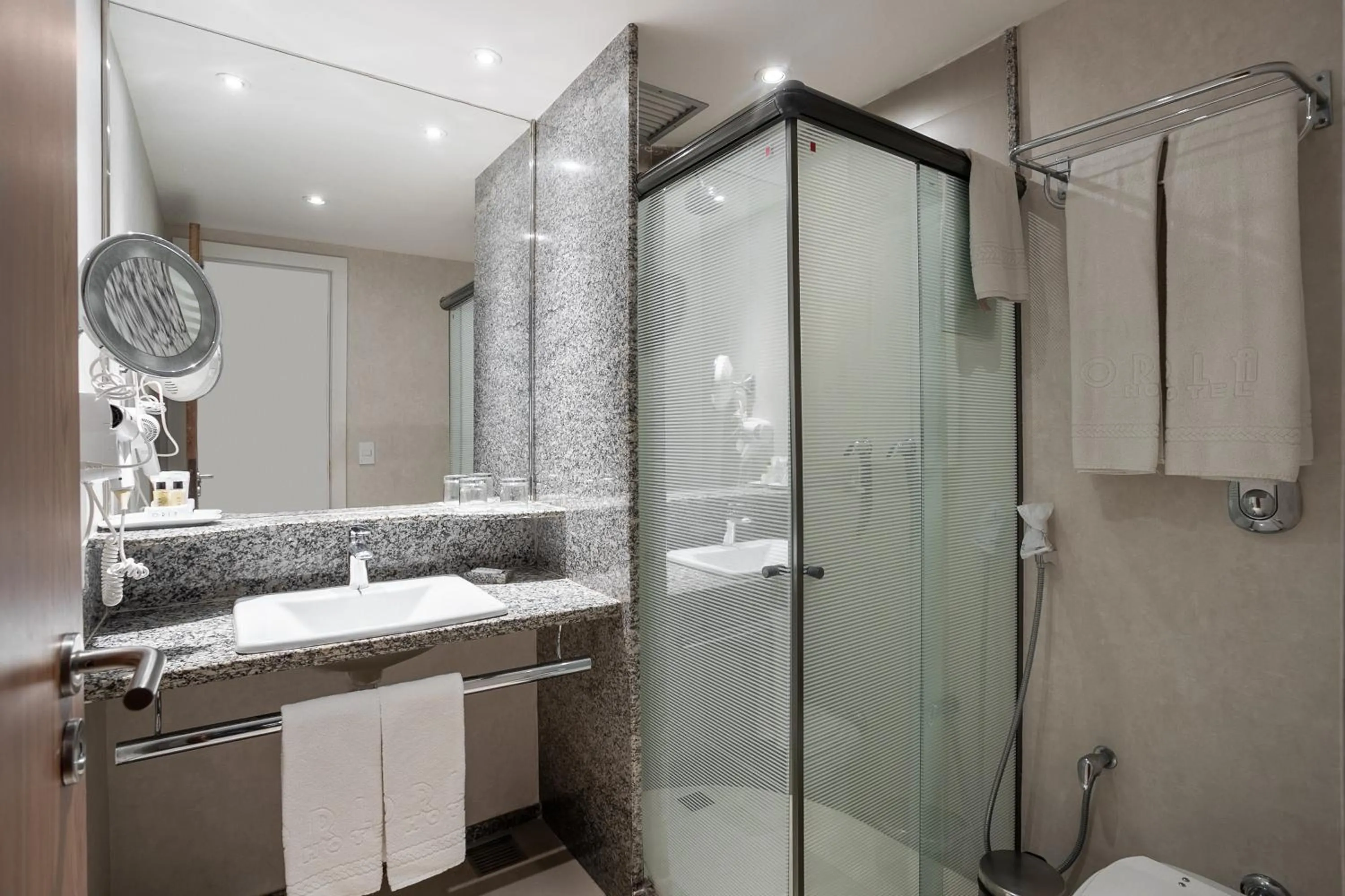 Toilet in Orla Copacabana Hotel