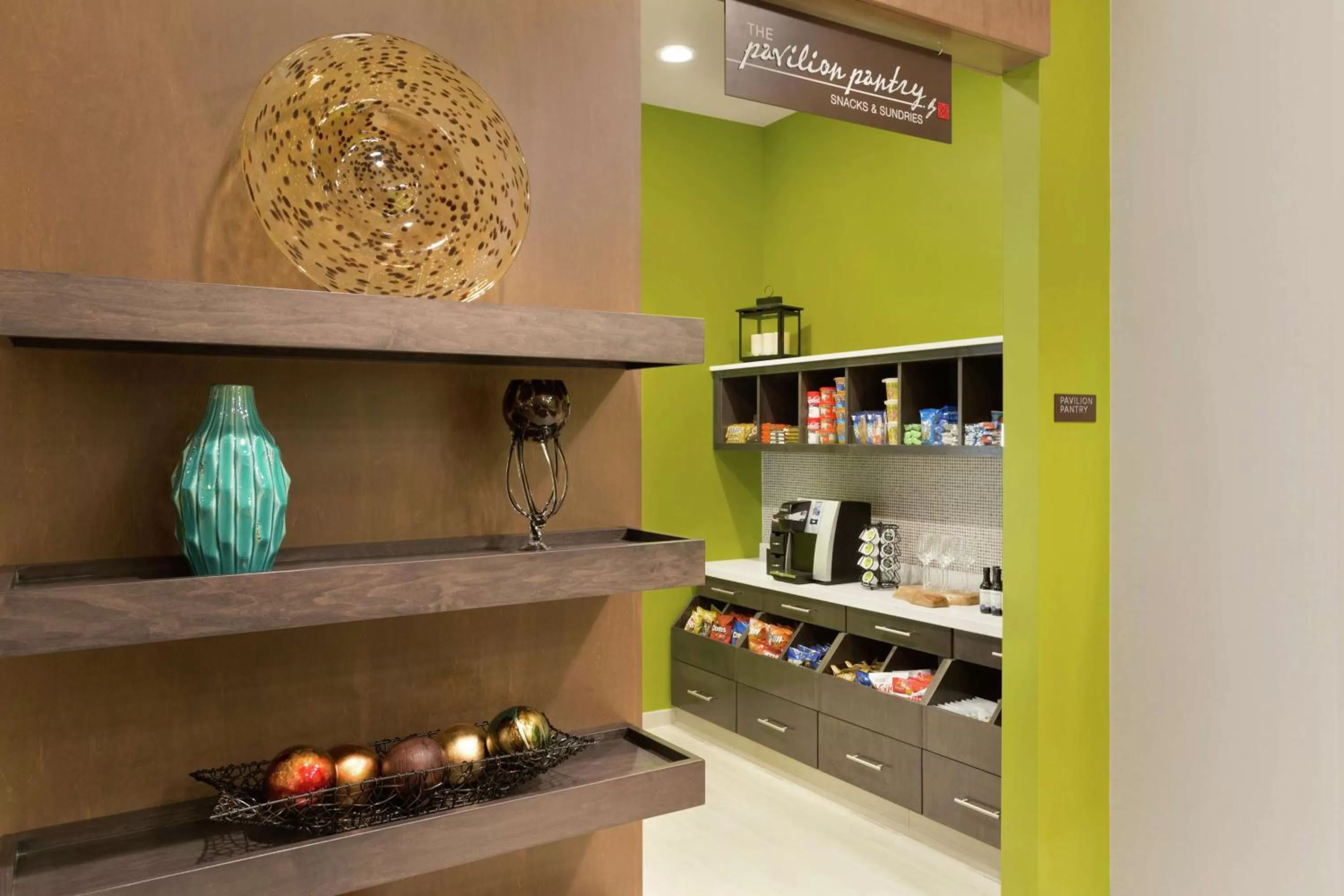 Restaurant/places to eat in Hilton Garden Inn Pittsburgh Airport South-Robinson Mall