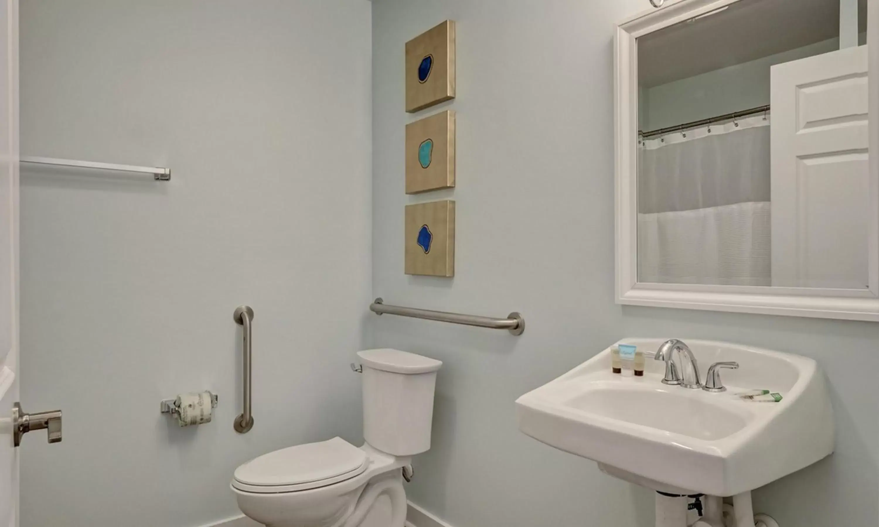 Bathroom in Loggerhead Inn and Suites by Carolina Retreats