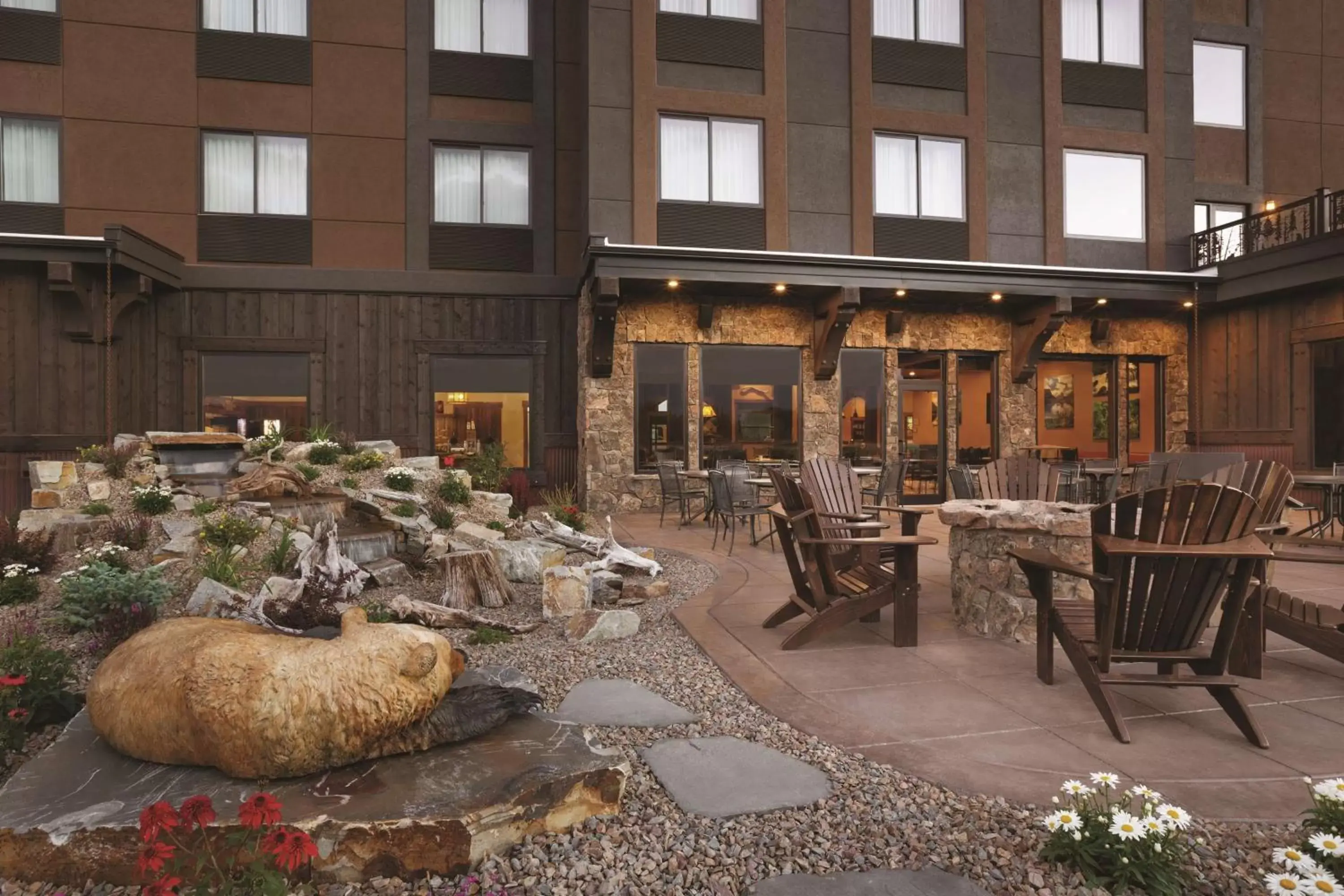 Patio, Restaurant/Places to Eat in Glacier International Lodge