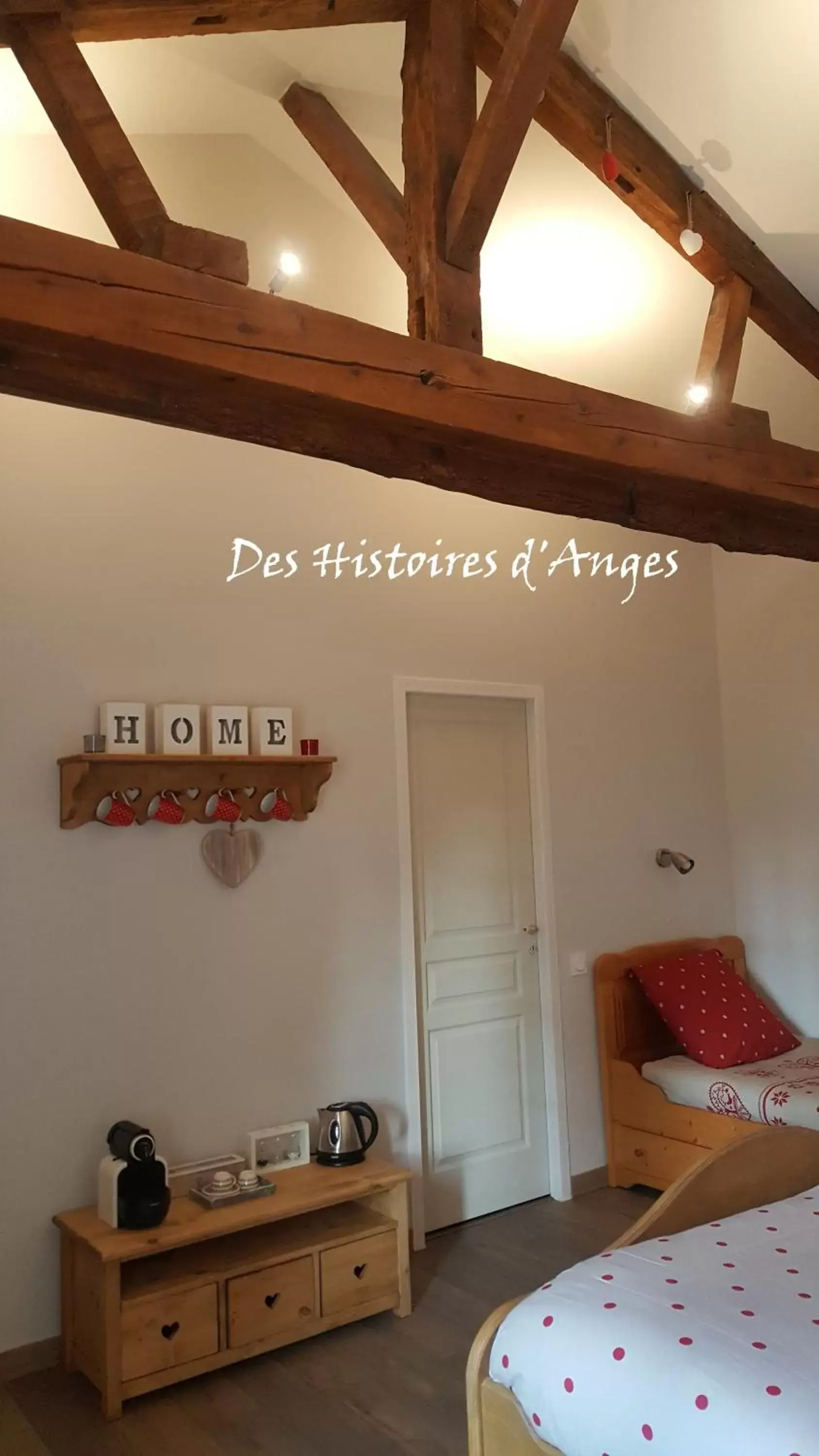 Photo of the whole room in B&B Des Histoires d'Anges - Côté Jardin