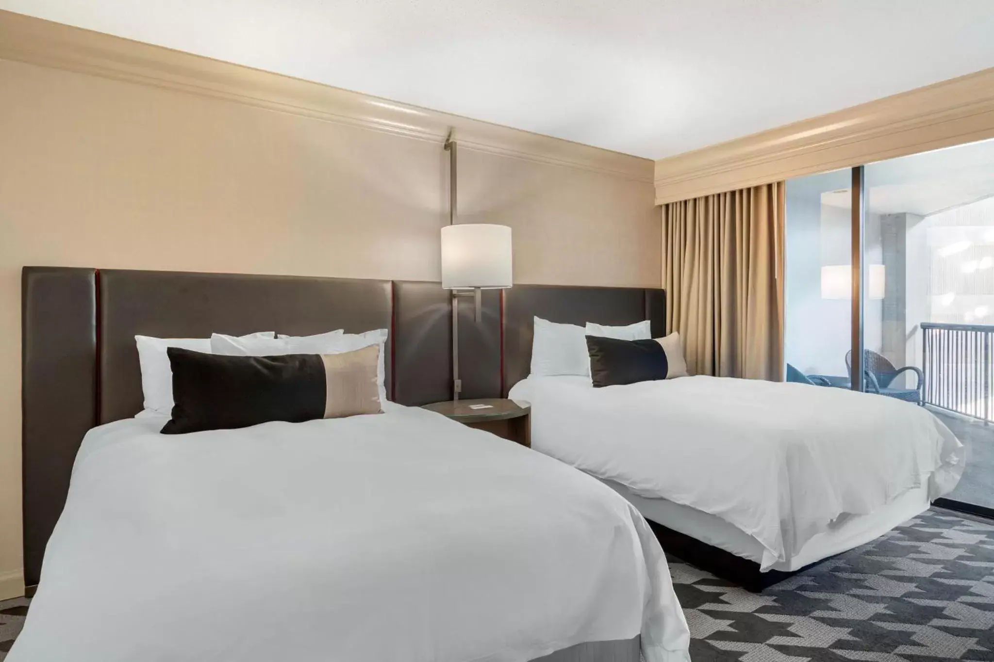 Photo of the whole room, Bed in Omni Atlanta Hotel at CNN Center