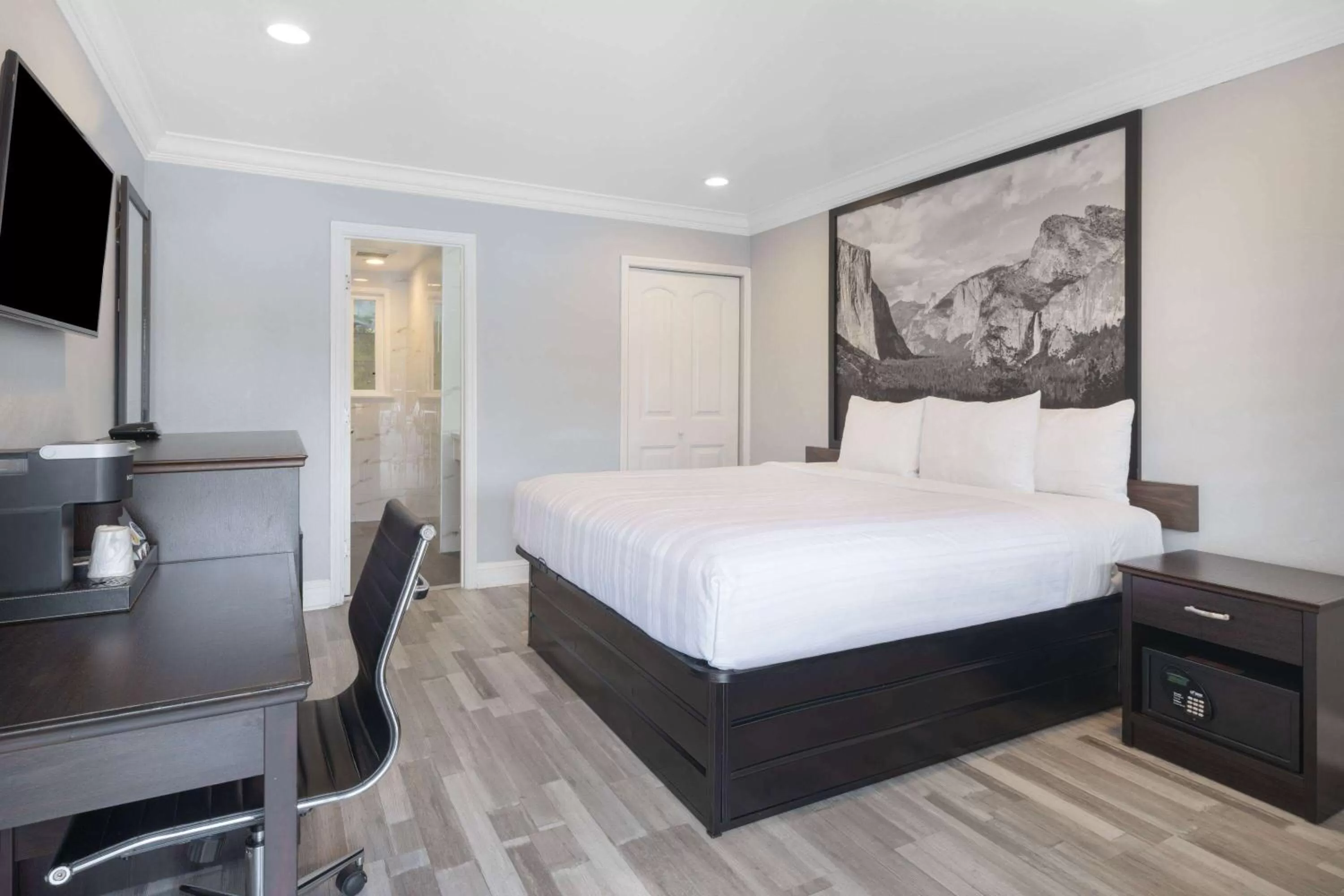 Photo of the whole room, Bed in Aura Inn Monterey