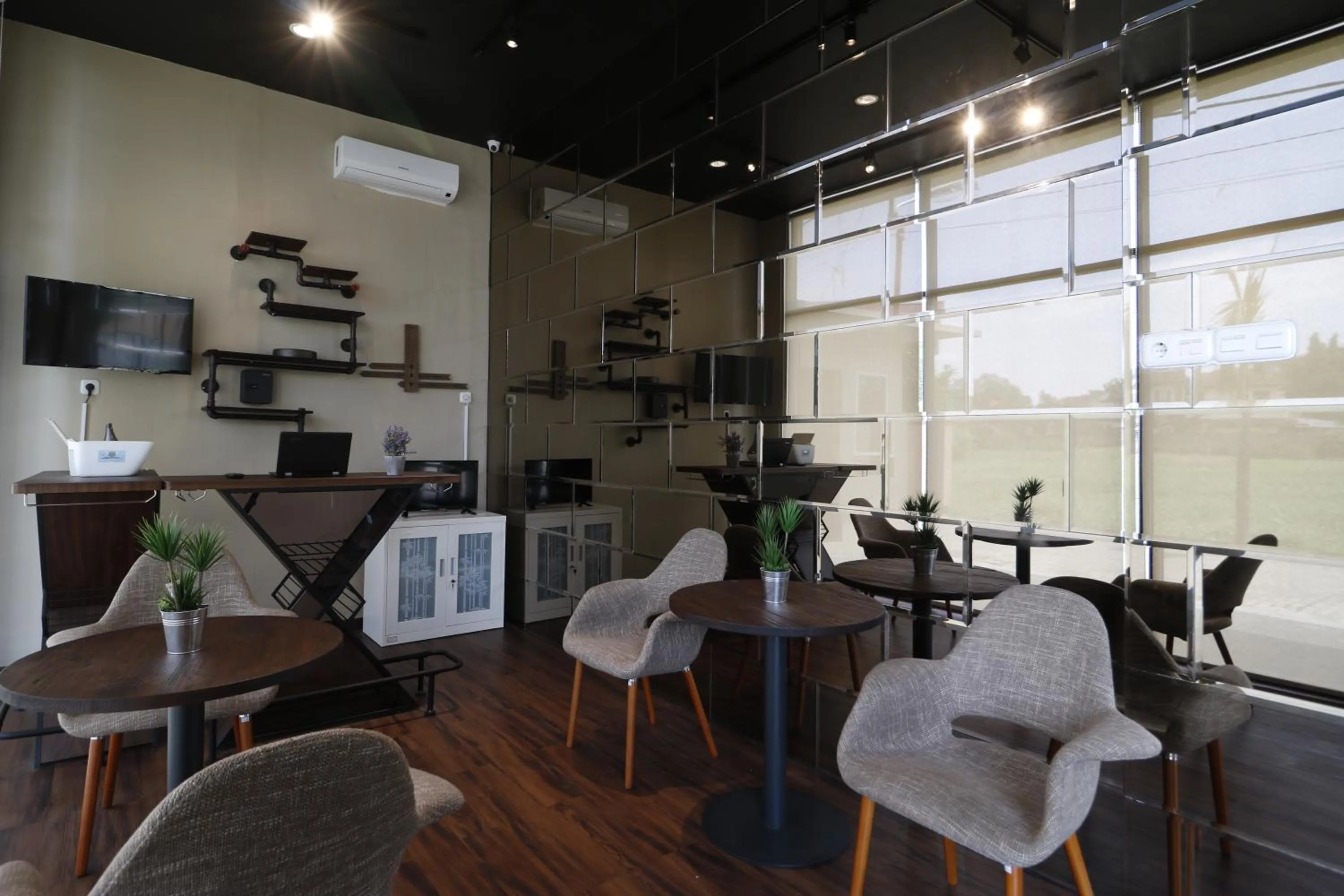 Seating area in RedDoorz Plus near Universitas Sumatera Utara