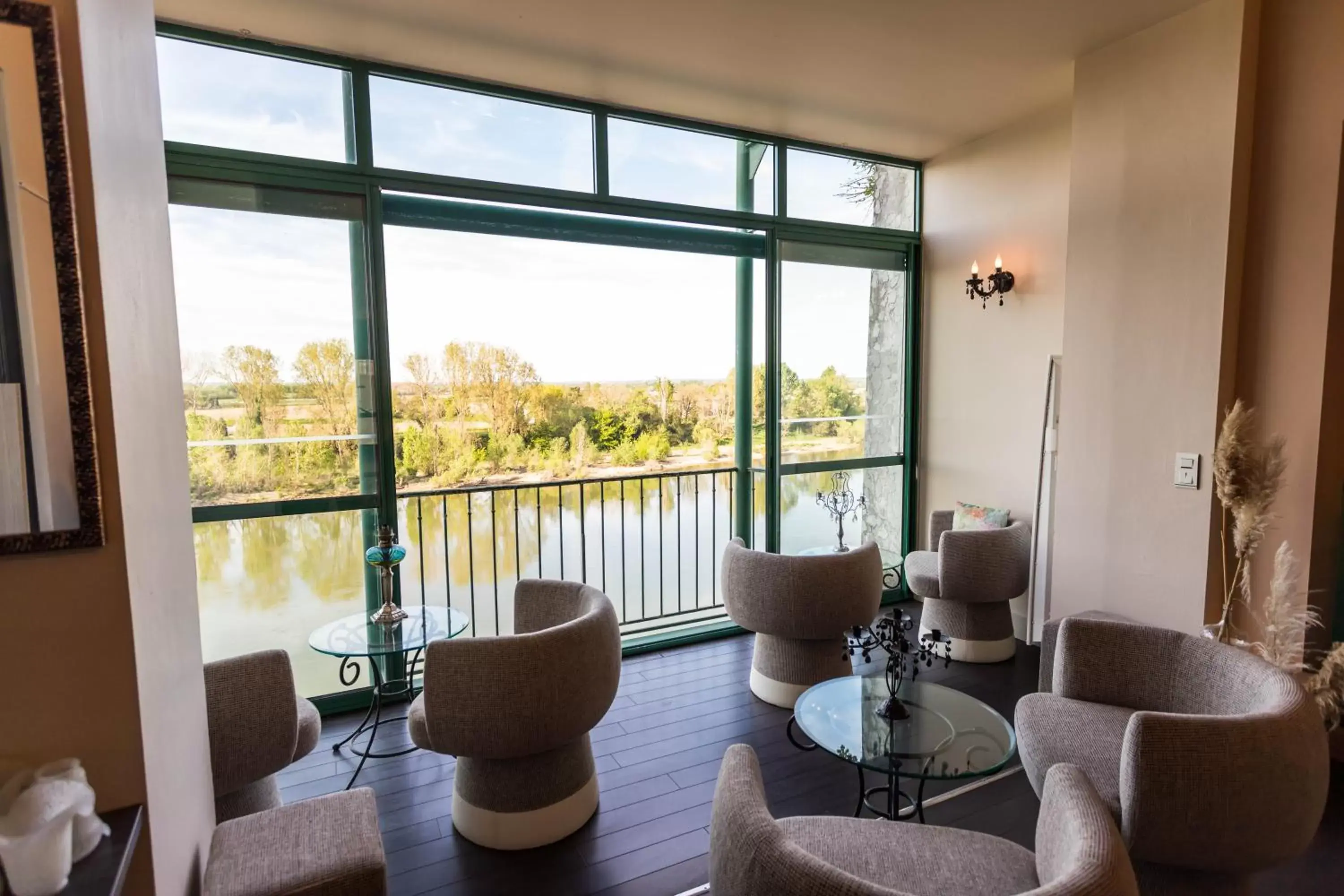 Lounge or bar, Seating Area in HOTEL restaurant CÔTE GARONNE le BALCON DES DAMES - Tonneins Marmande Agen - chambres climatisées