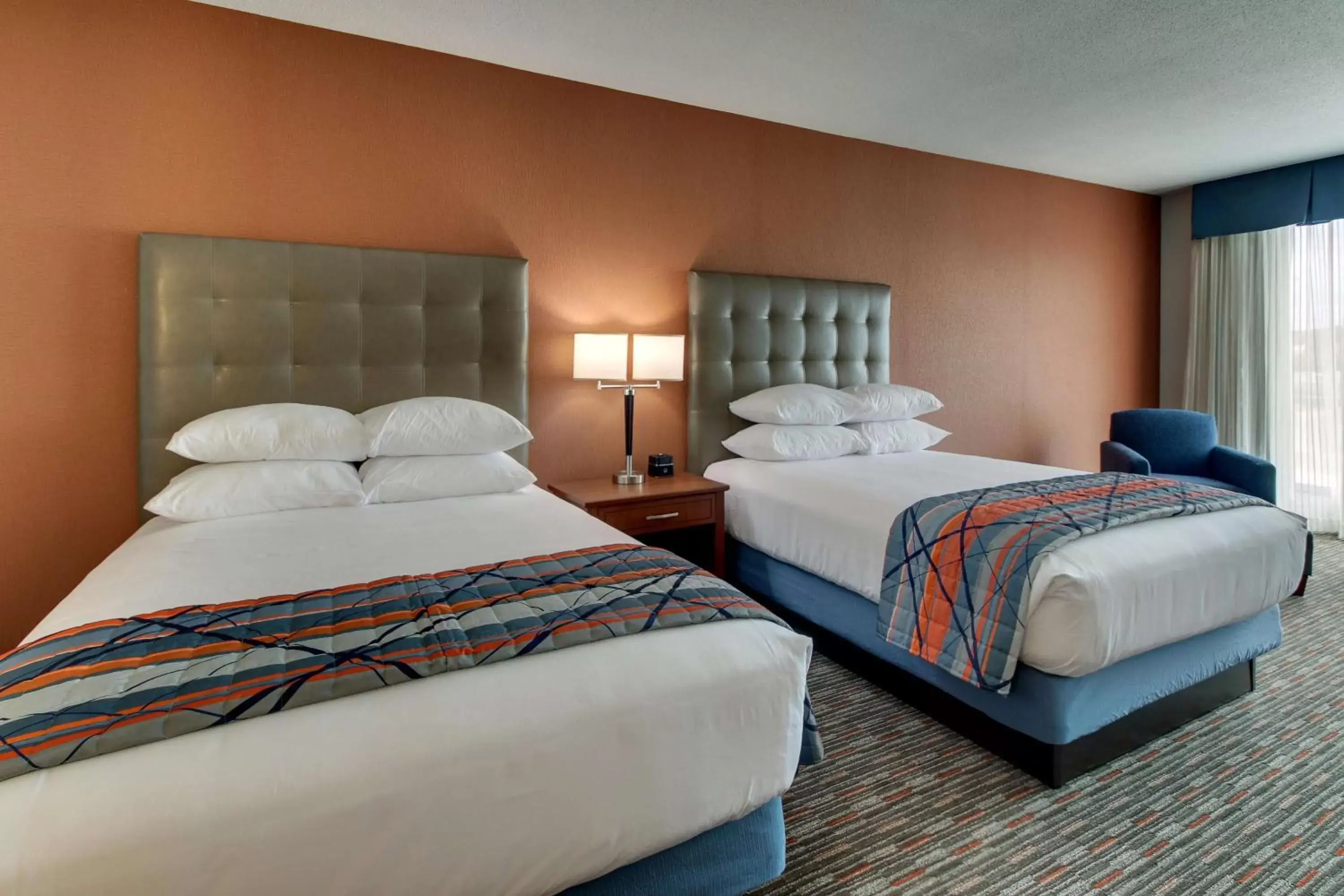 Photo of the whole room, Bed in Drury Inn & Suites Knoxville West