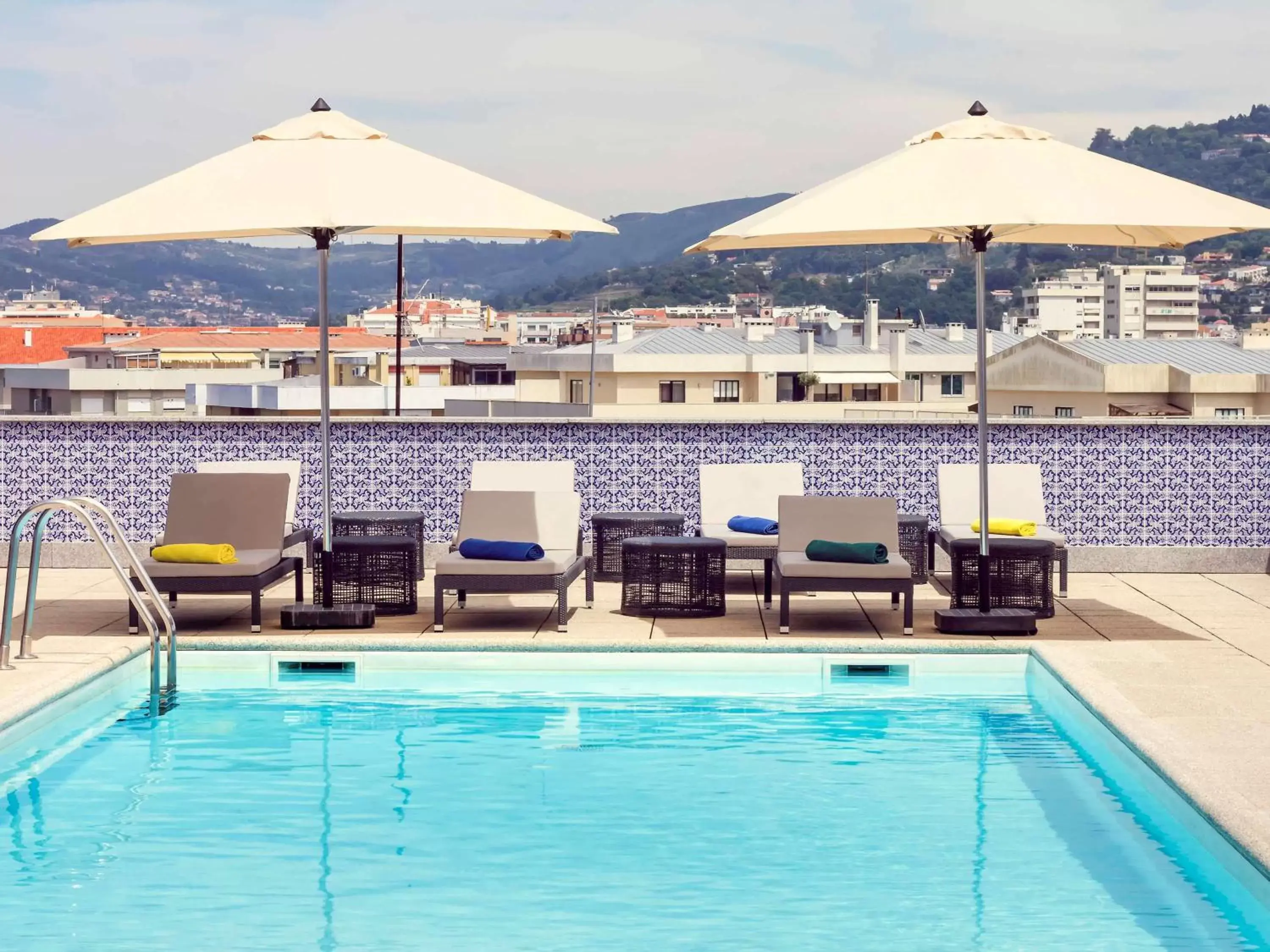 Property building, Swimming Pool in Hotel Mercure Braga Centro