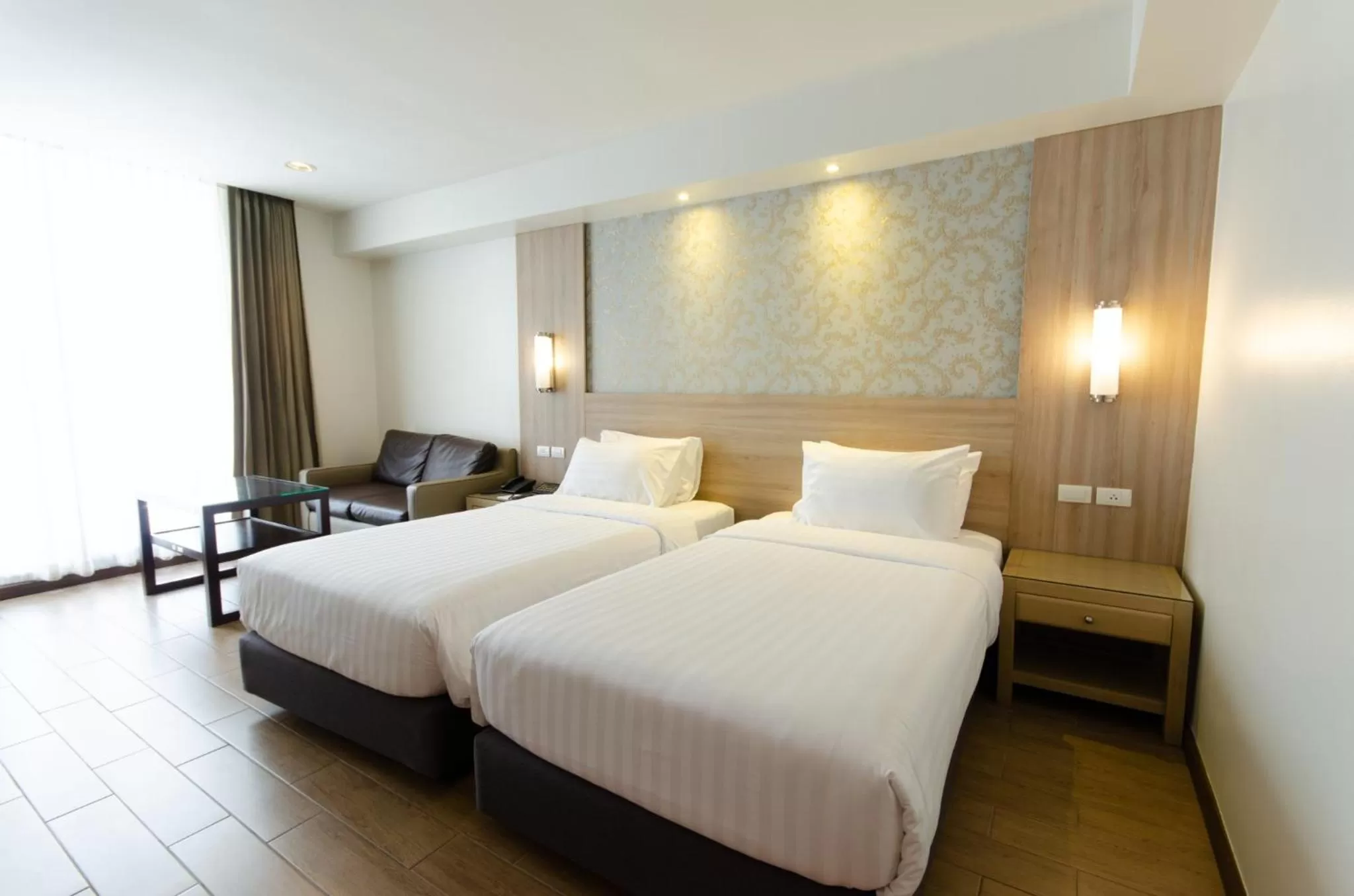 Bedroom, Bed in Dynasty Grande Hotel