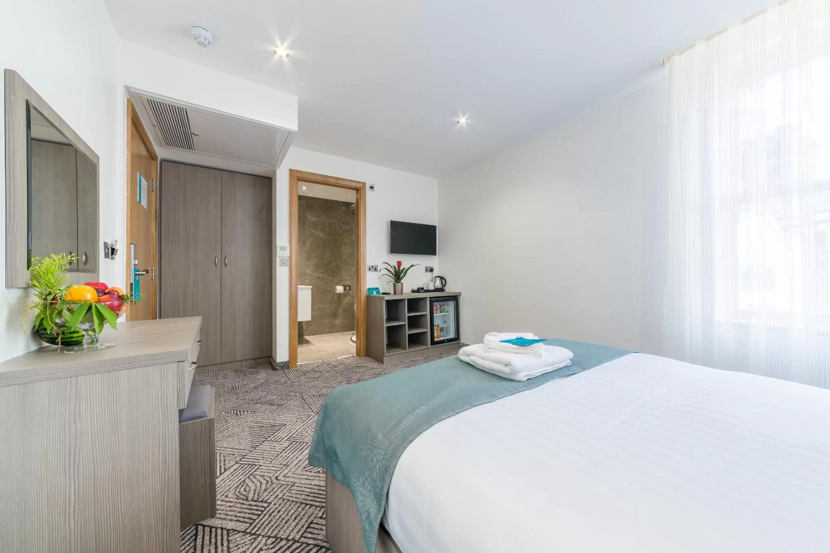 Day, Bed in The Lion & Key Hotel