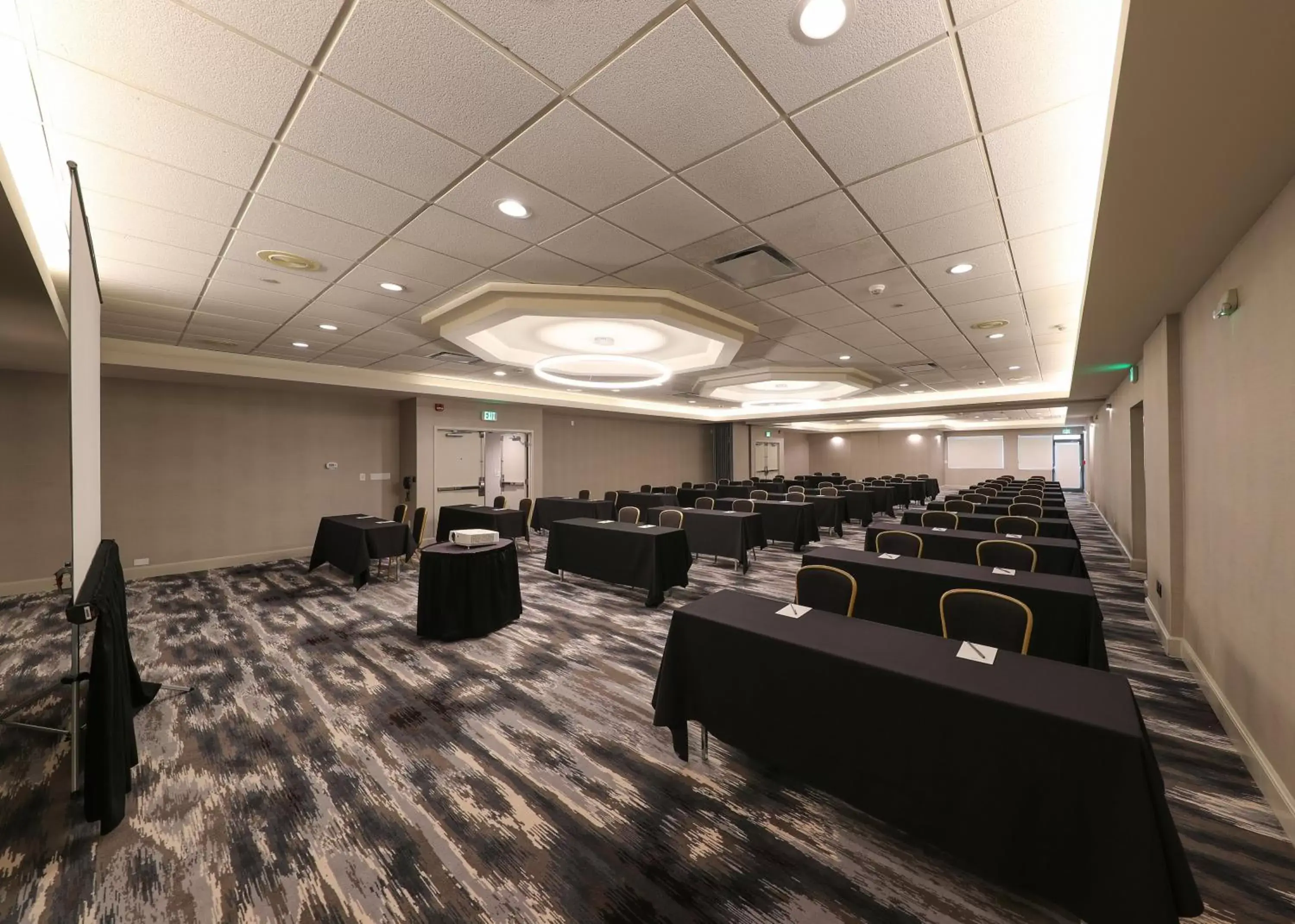 Meeting/conference room in Crowne Plaza Chicago-Northbrook, an IHG Hotel