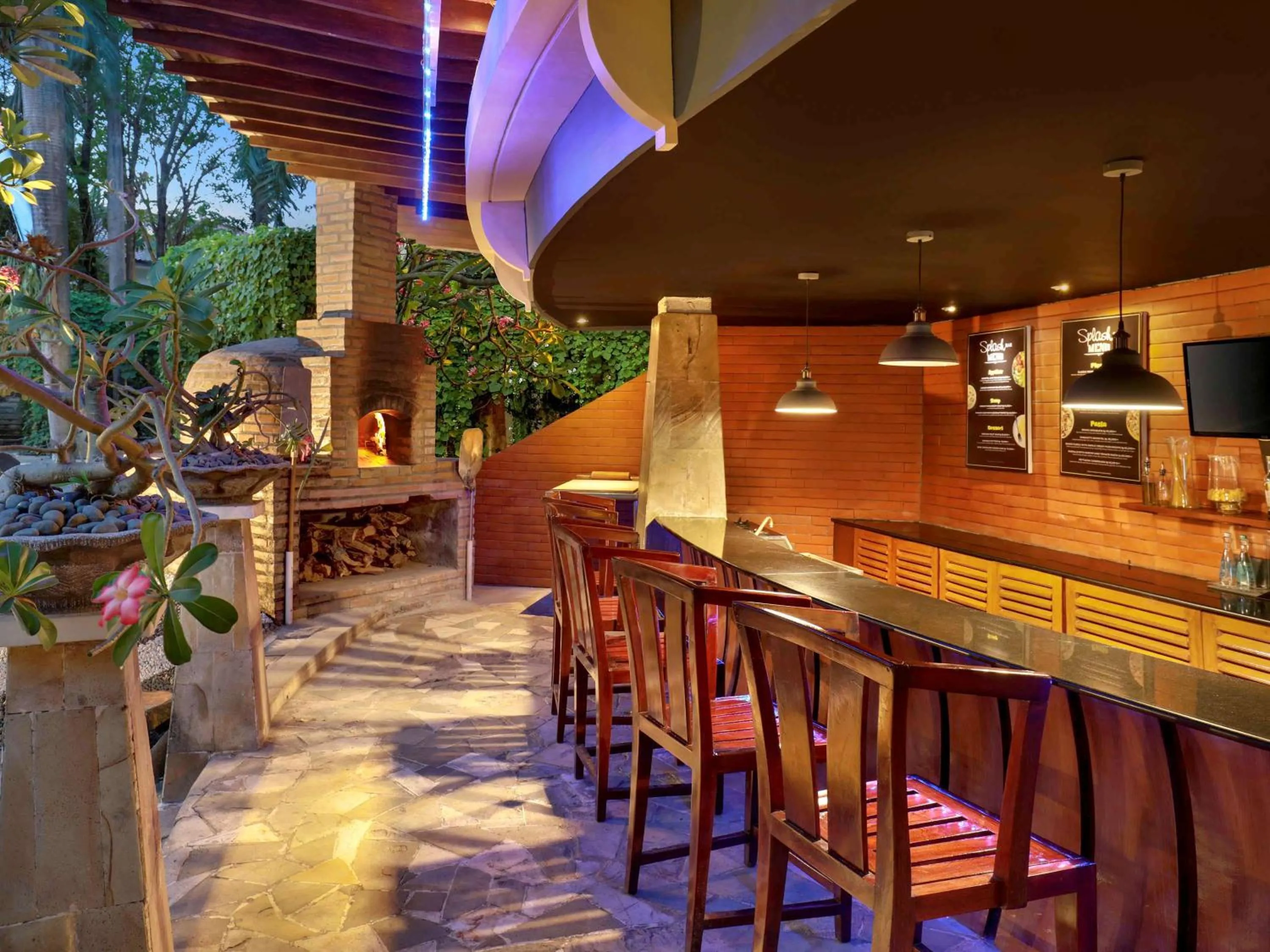 Restaurant/Places to Eat in Novotel Surabaya Hotel