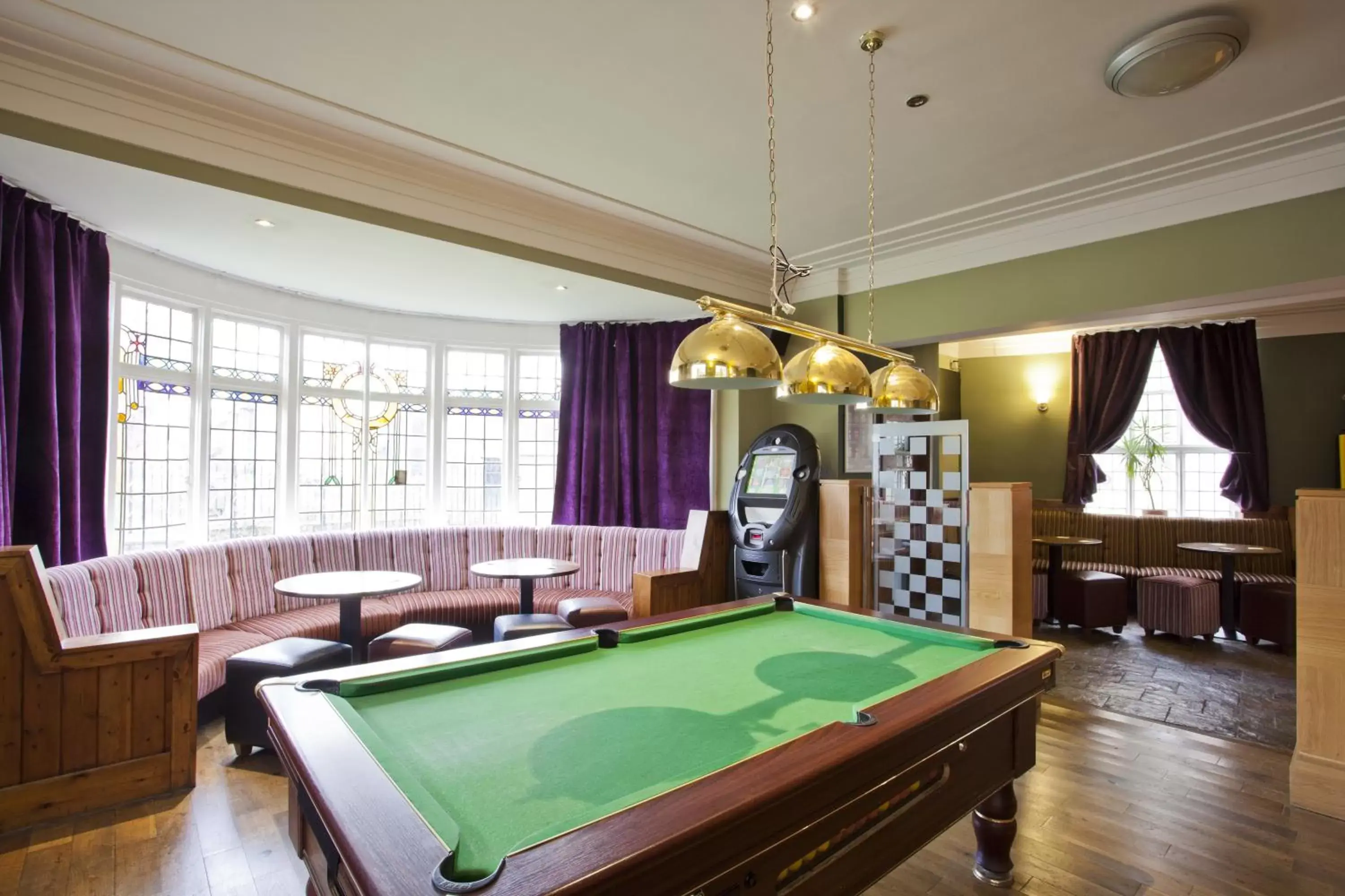 Billiard, Billiards in Burton Stone Inn - Free Parking on site