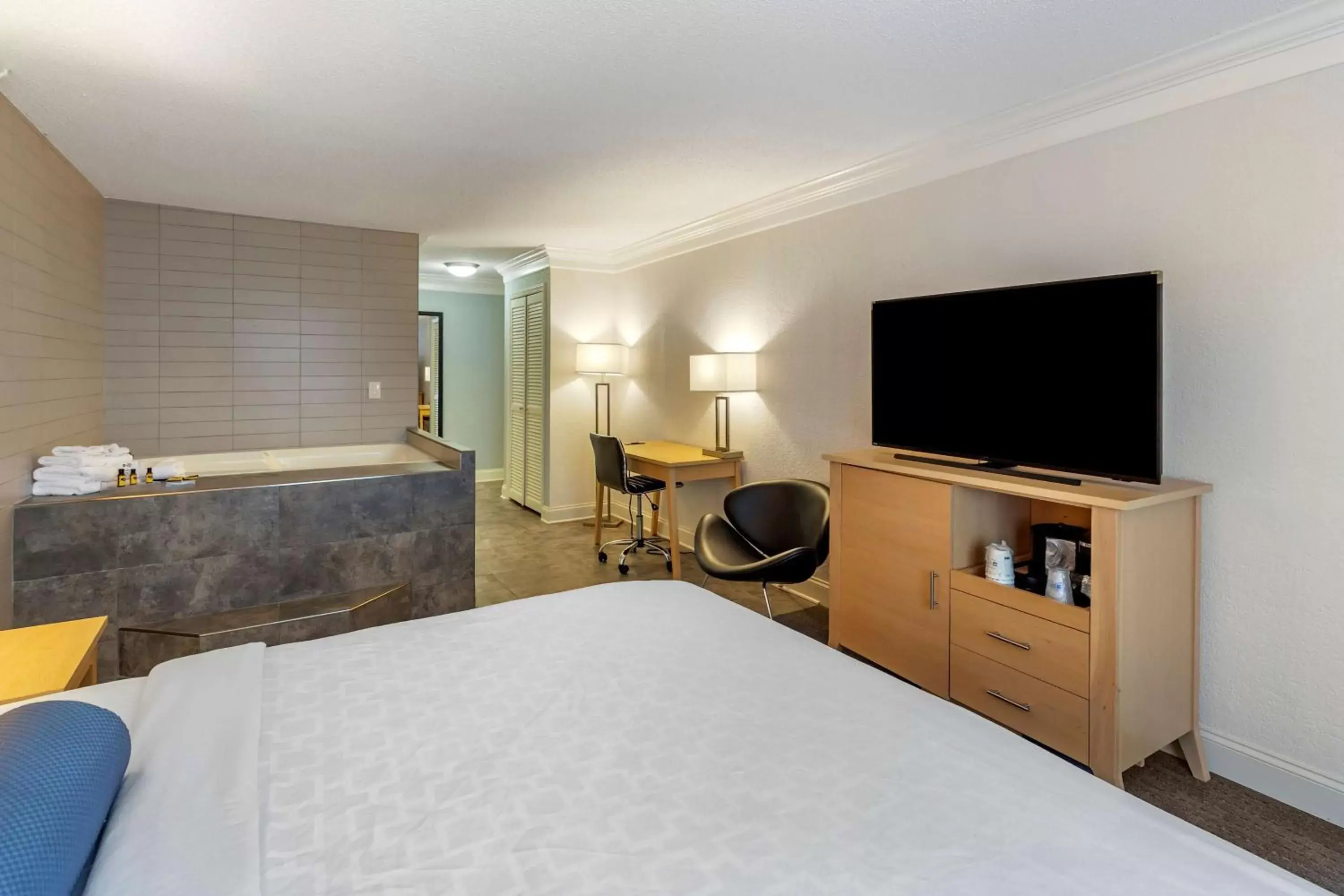 King Suite in Best Western Plus University Inn King Suite in Best Western Plus University Inn