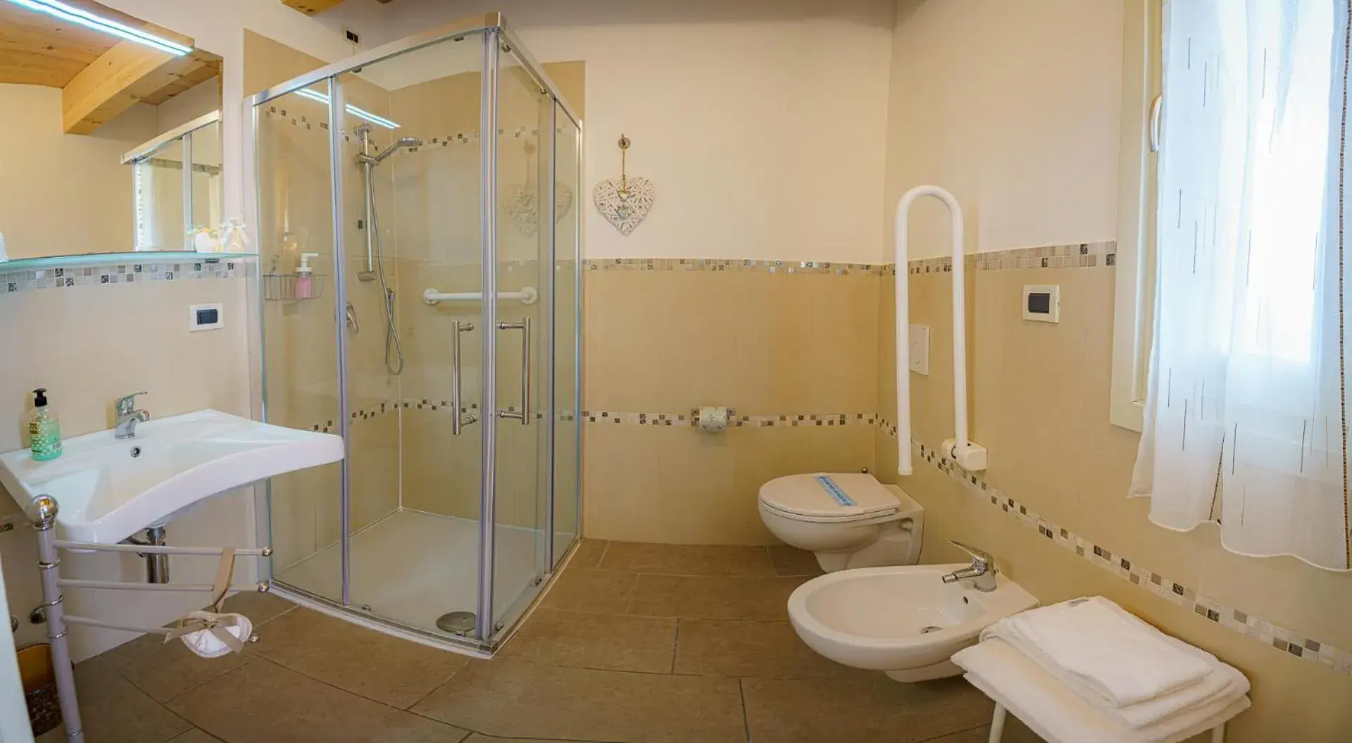 Bathroom in Albergo La Lampara