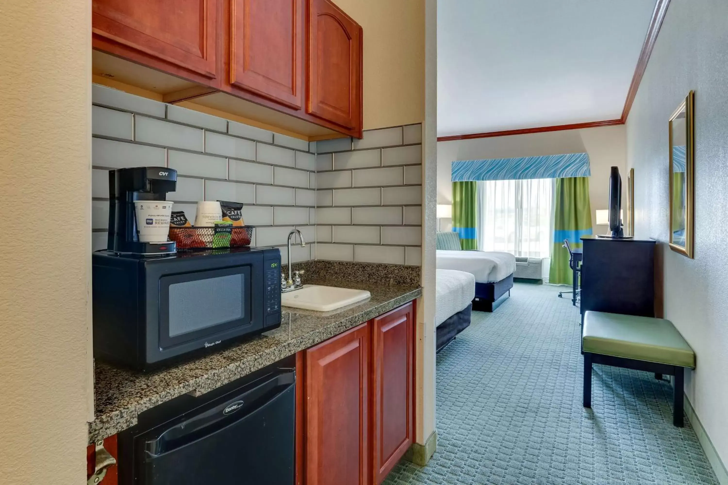 Bedroom, Kitchen/Kitchenette in Best Western Plus Woodway Waco South Inn & Suites