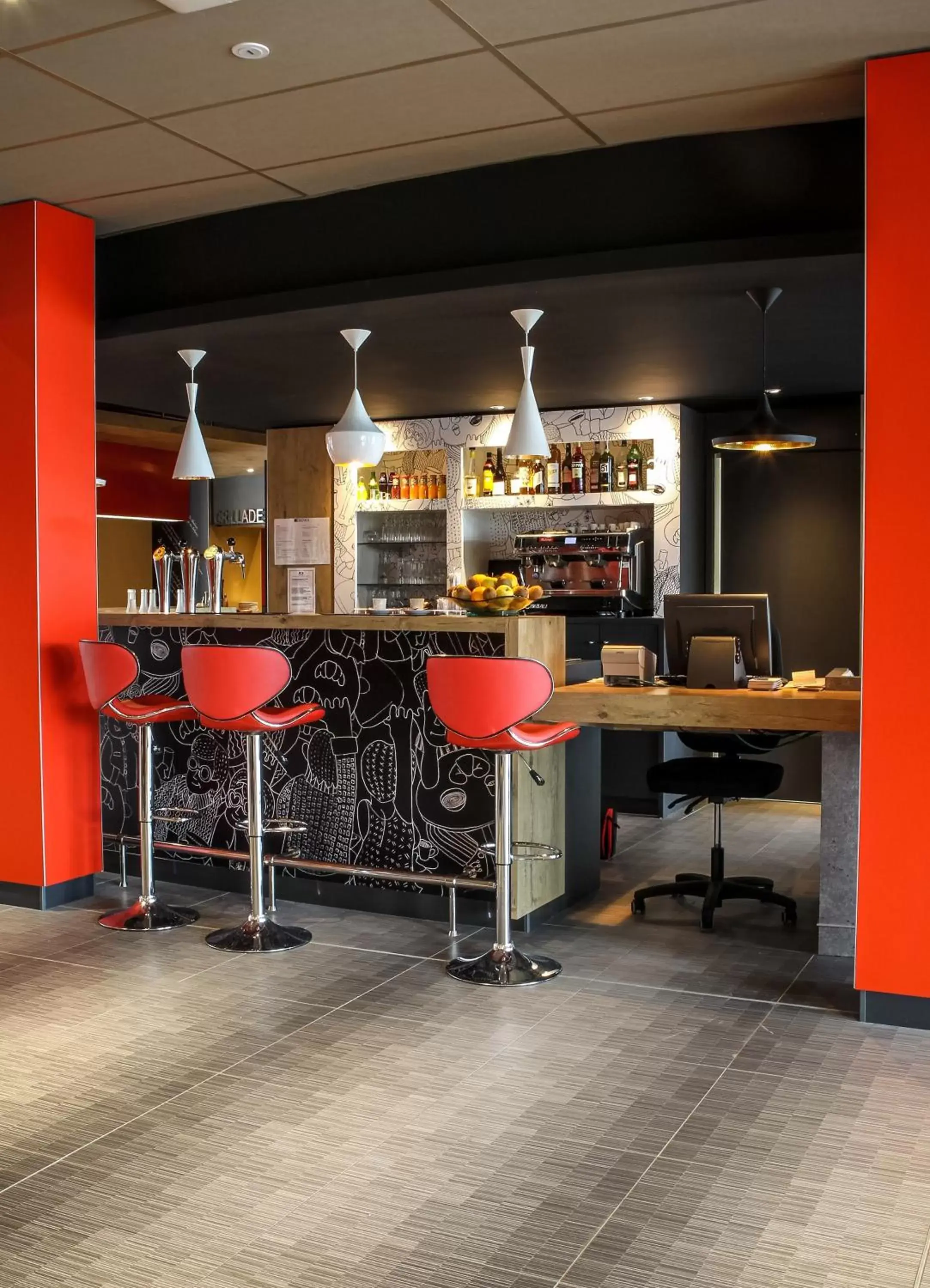 Lounge or bar, Lounge/Bar in Ibis Saint-Genis-Pouilly Genève