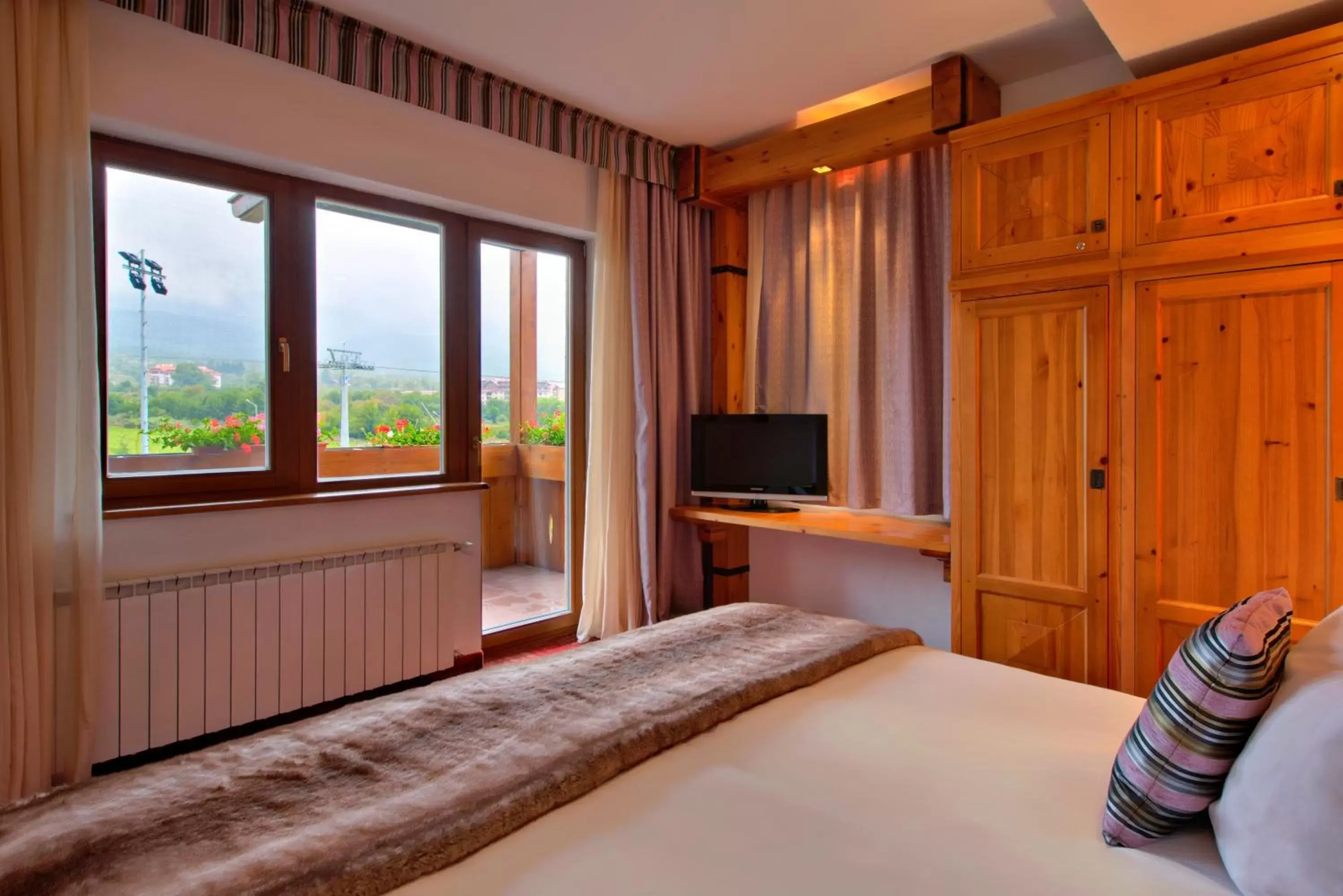 Bedroom, TV/Entertainment Center in Kempinski Hotel Grand Arena Bansko