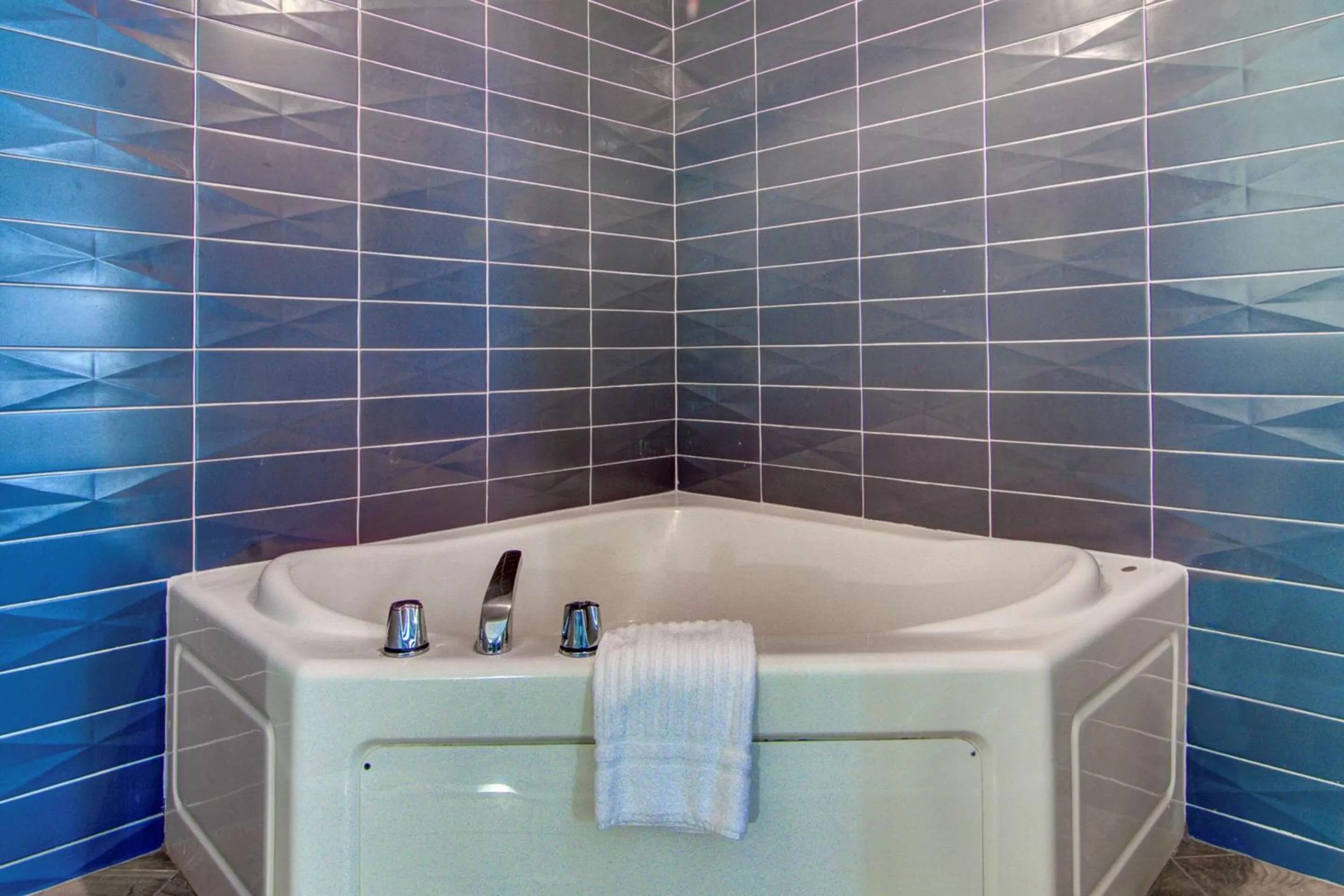 Bedroom in Comfort Suites Newport News Airport